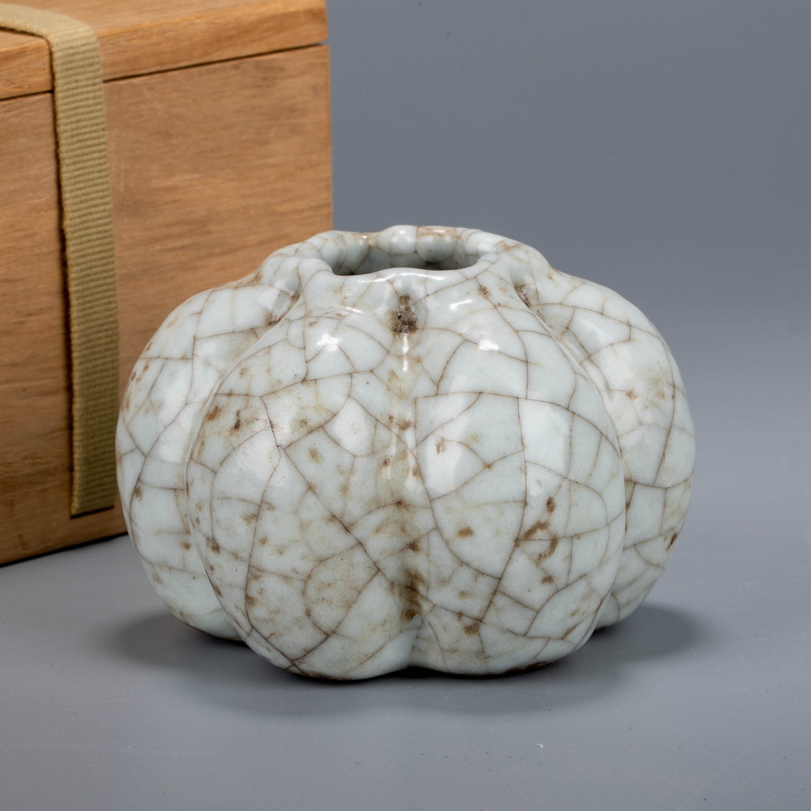 Song Guan warelobed rim tea into: Song Guan warelobed rim tea into