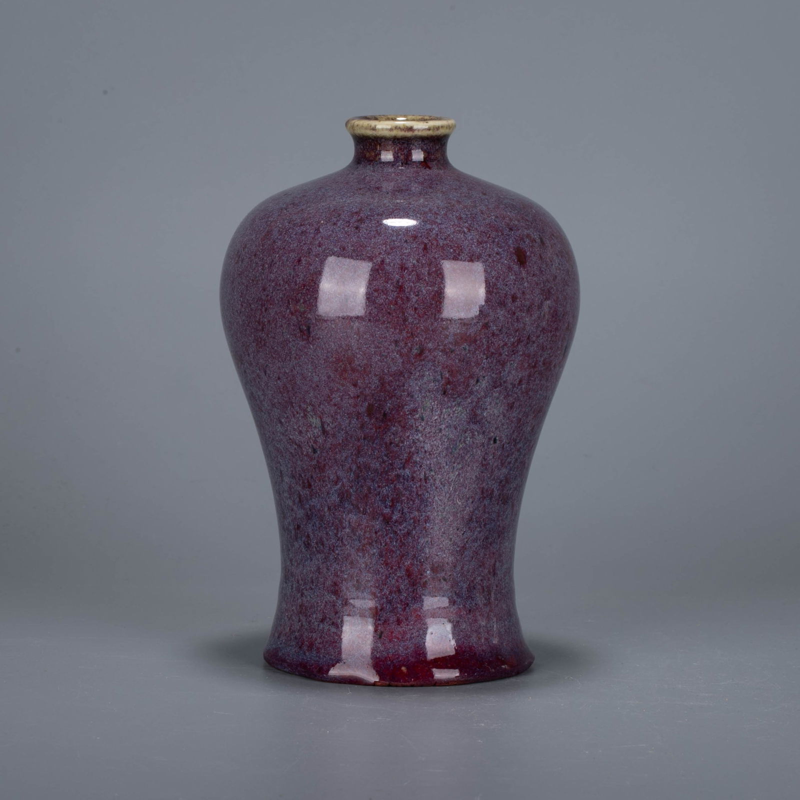 Qing dynasty Jun red glaze meiping vase: Qing dynasty Jun red glaze meiping vase
