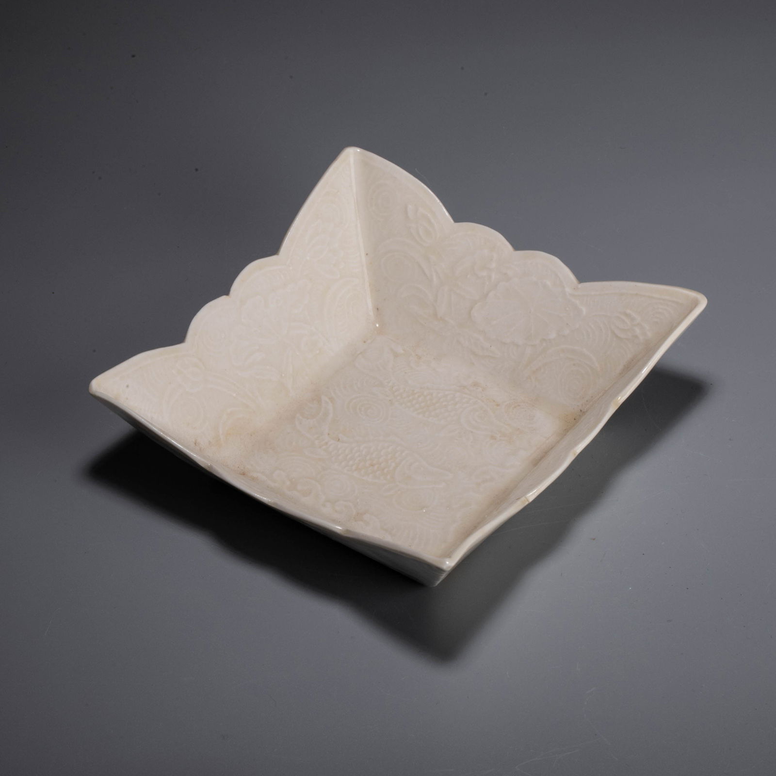 Song Dynasty white wares fish pattern bowl (1 of 5)