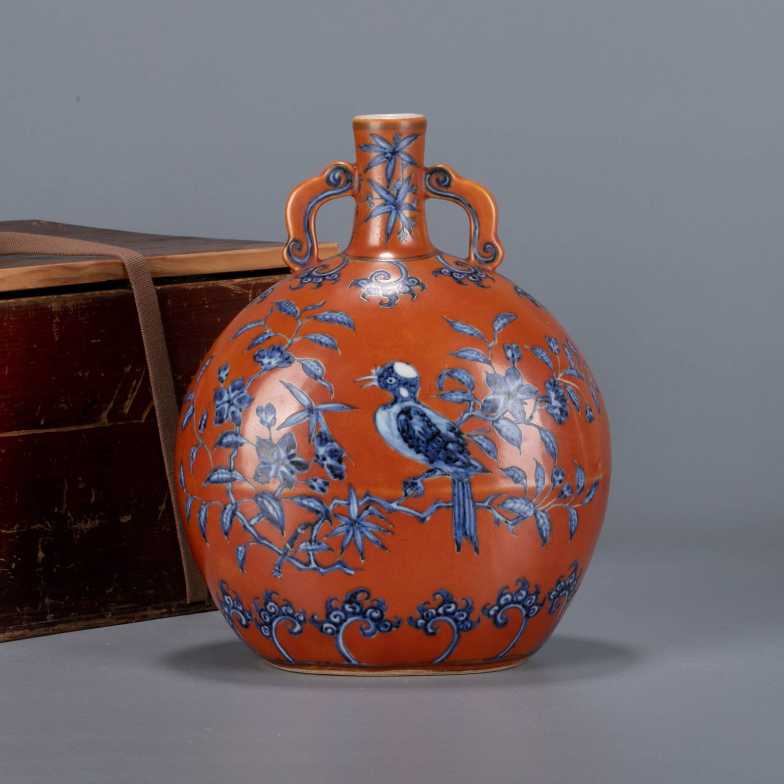 Early Ming Dynasty red painted sometsuke (blue and white underglaze) bird pattern holding the moon: Early Ming Dynasty red painted sometsuke (blue and white underglaze) bird pattern holding the moon vase