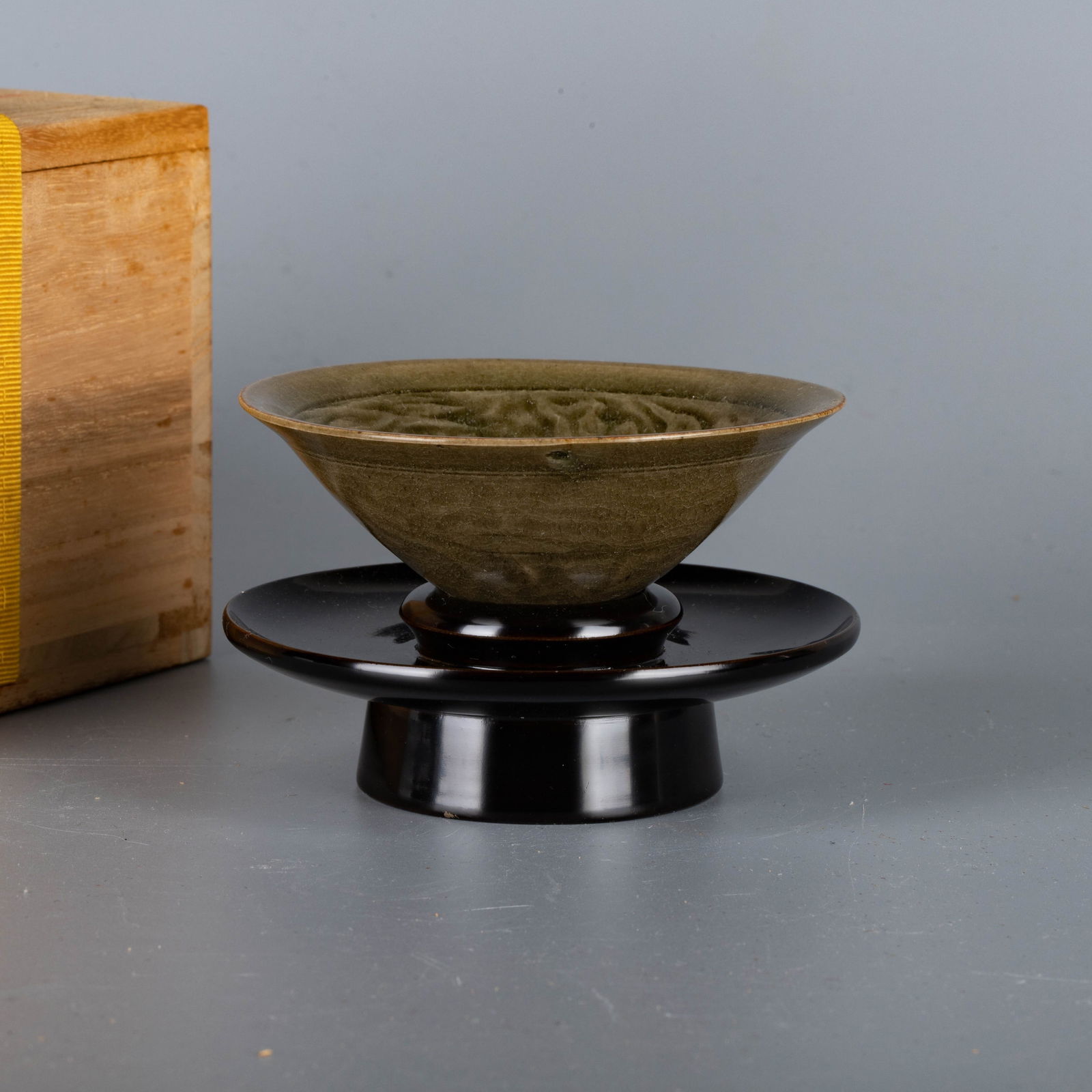 Song Dynasty Yaozhou kiln tea cover with flower and bird patterns: Song Dynasty Yaozhou kiln tea cover with flower and bird patterns