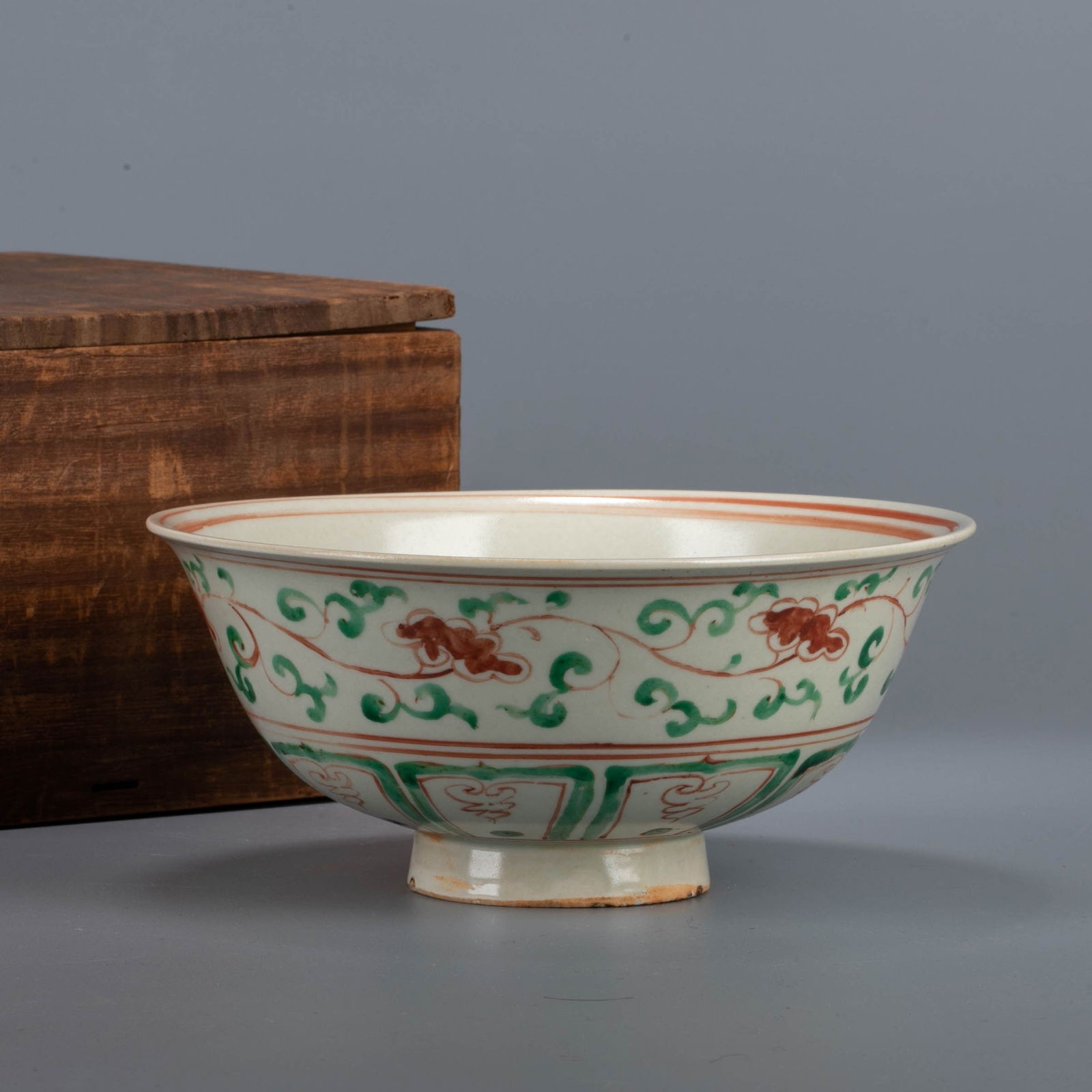 Yuan Dynasty red and green glazed mandarin duck pattern bowl: Yuan Dynasty red and green glazed mandarin duck pattern bowl