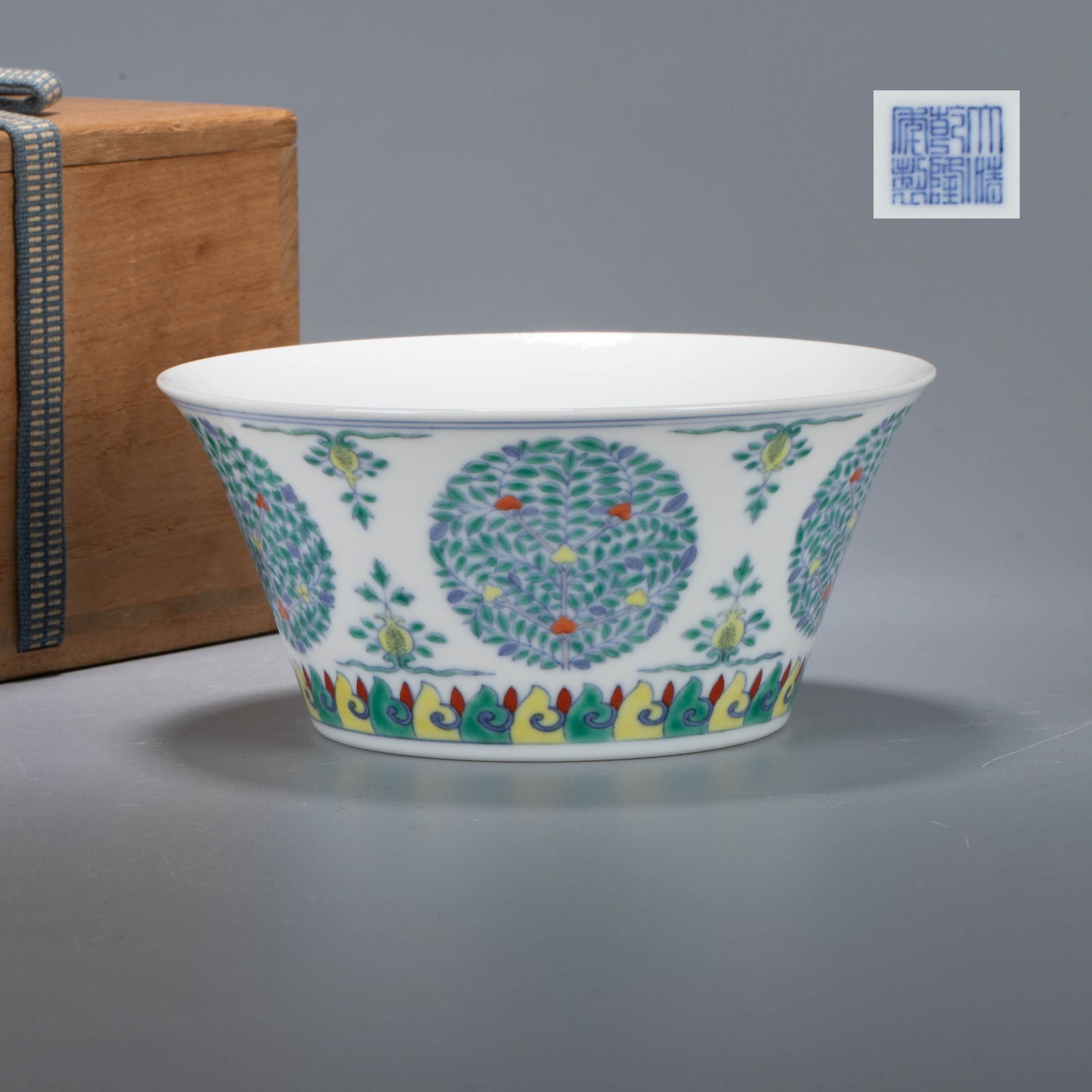 Doucai flower pattern bowl made during the Qianlong period of the Qing Dynasty: Doucai flower pattern bowl made during the Qianlong period of the Qing Dynasty