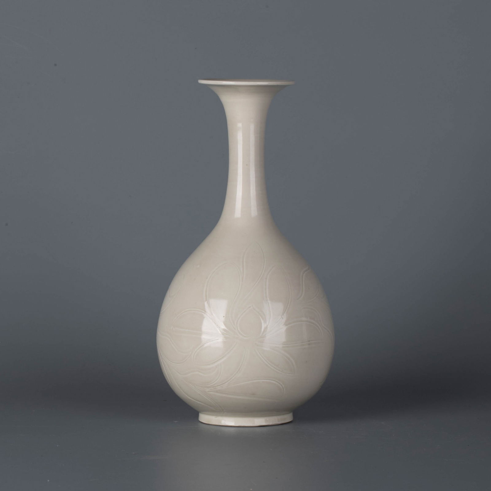 Song Dynasty Ding kiln incised pattern jade pot spring: Song Dynasty Ding kiln incised pattern jade pot spring