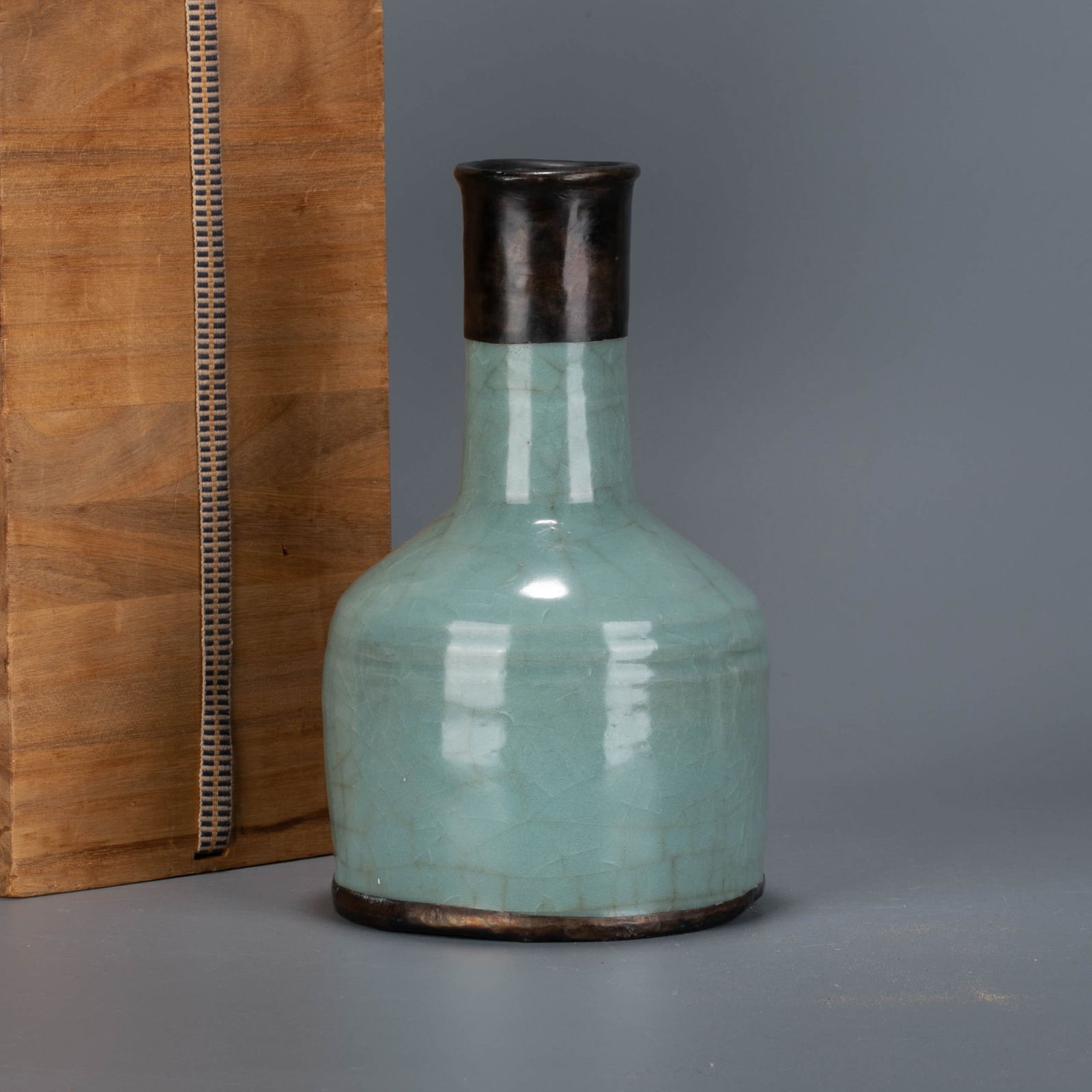 Song dynasty celadon tianqing glaze flask: Song dynasty celadon tianqing glaze flask