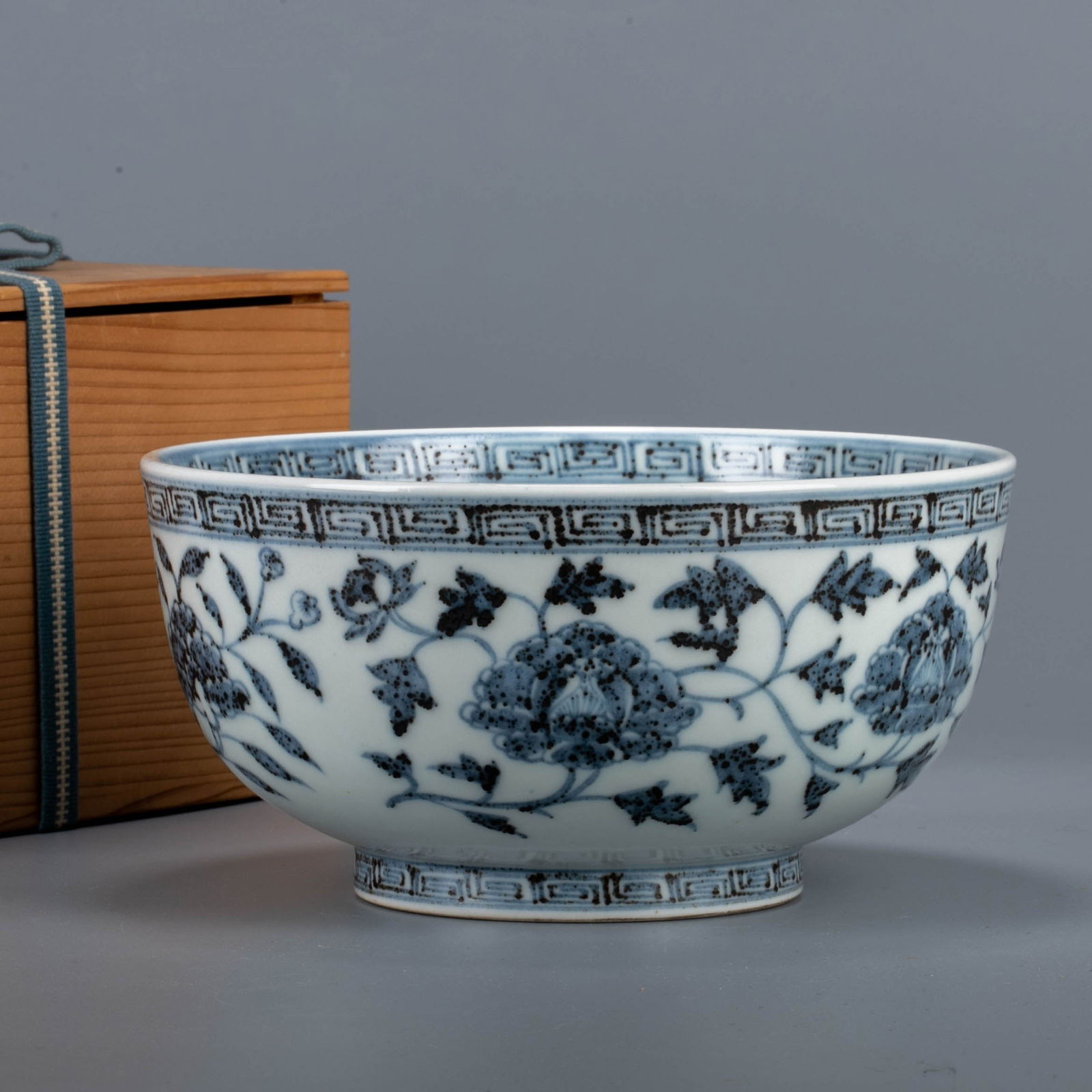 Ming dynasty Hongwu blue and white bowl with tangled branches: Ming dynasty Hongwu blue and white bowl with tangled branches