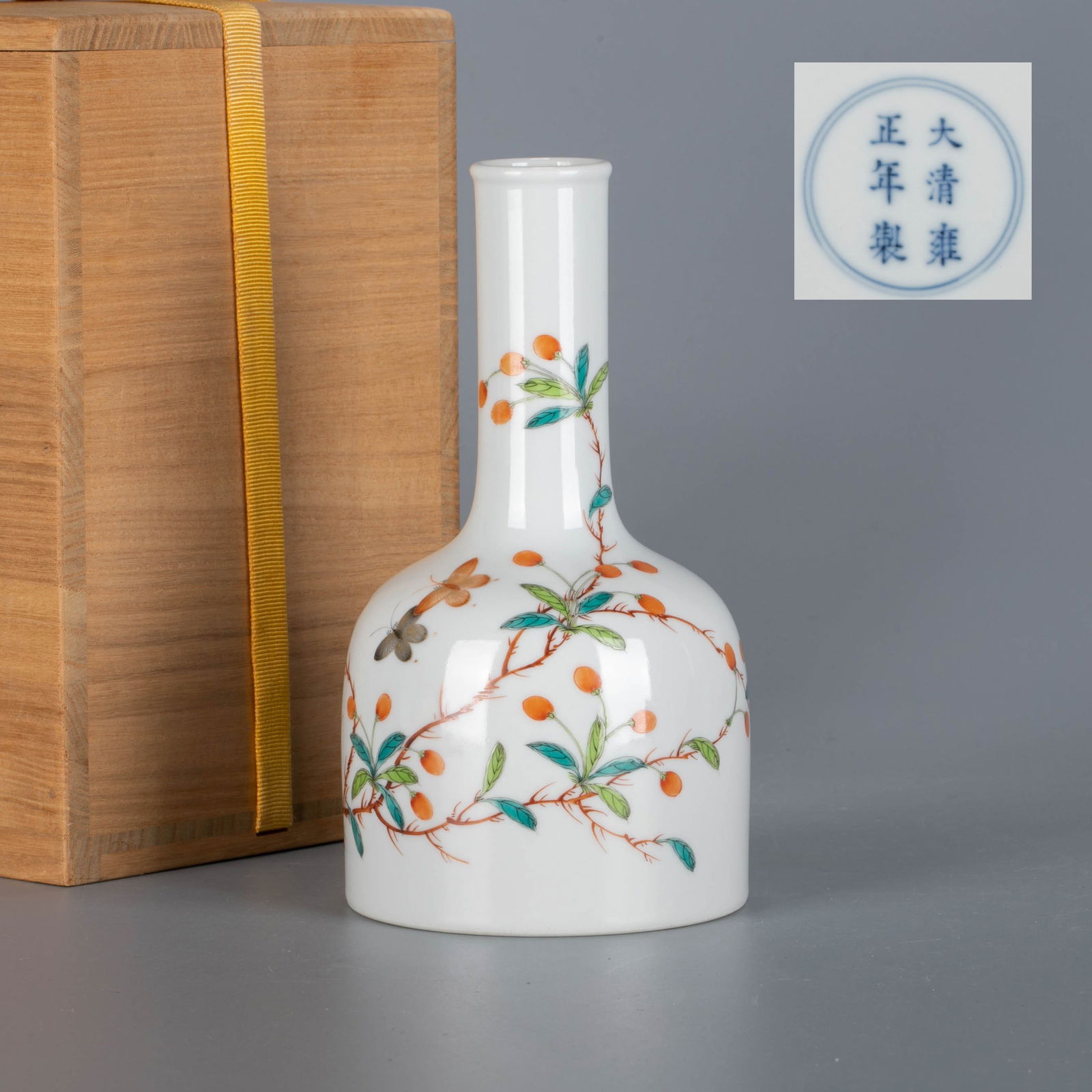 Yongzheng reign mark of the Qing Dynasty, pastel butterfly pattern hanaire (Japanese flower vase): Yongzheng reign mark of the Qing Dynasty, pastel butterfly pattern hanaire (Japanese flower vase)