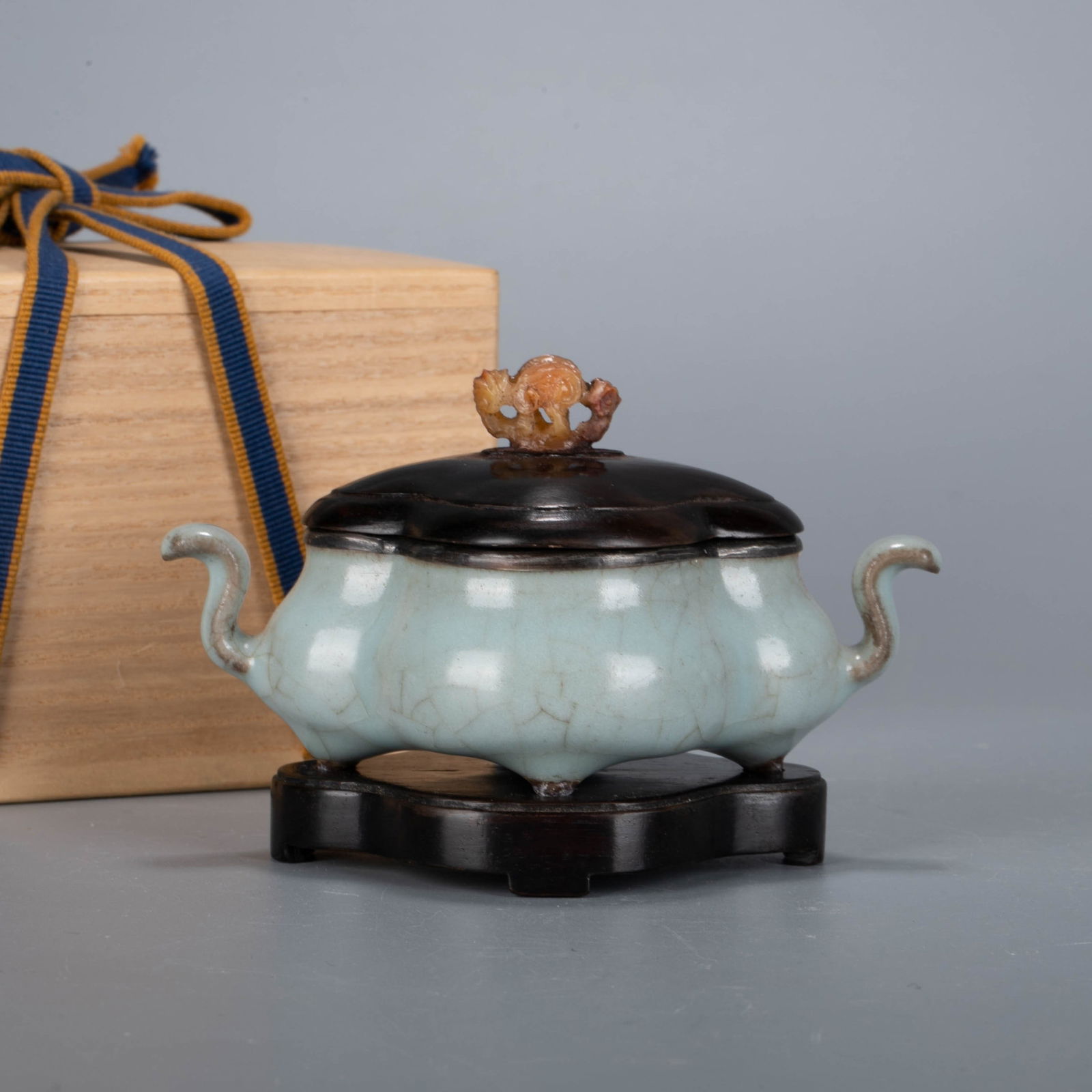 Song Guan wareapplied lug handlesincense burner: This incense burner is a typical guan ware from the Song Dynasty. it is in the shape of a four-petal crabapple and has a dignified and elegant shape. the whole body is covered with pink celadon glaze,