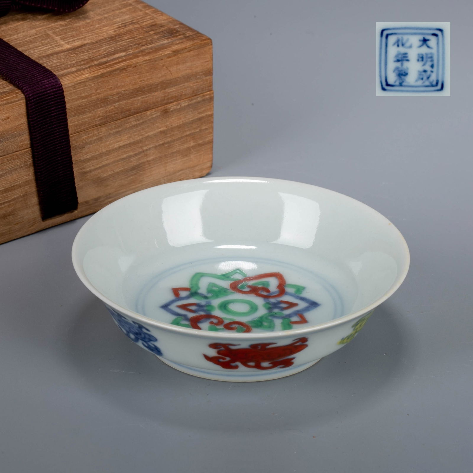 Ming Dynasty Doucai Flower Pattern Dish: Ming Dynasty Doucai Flower Pattern Dish