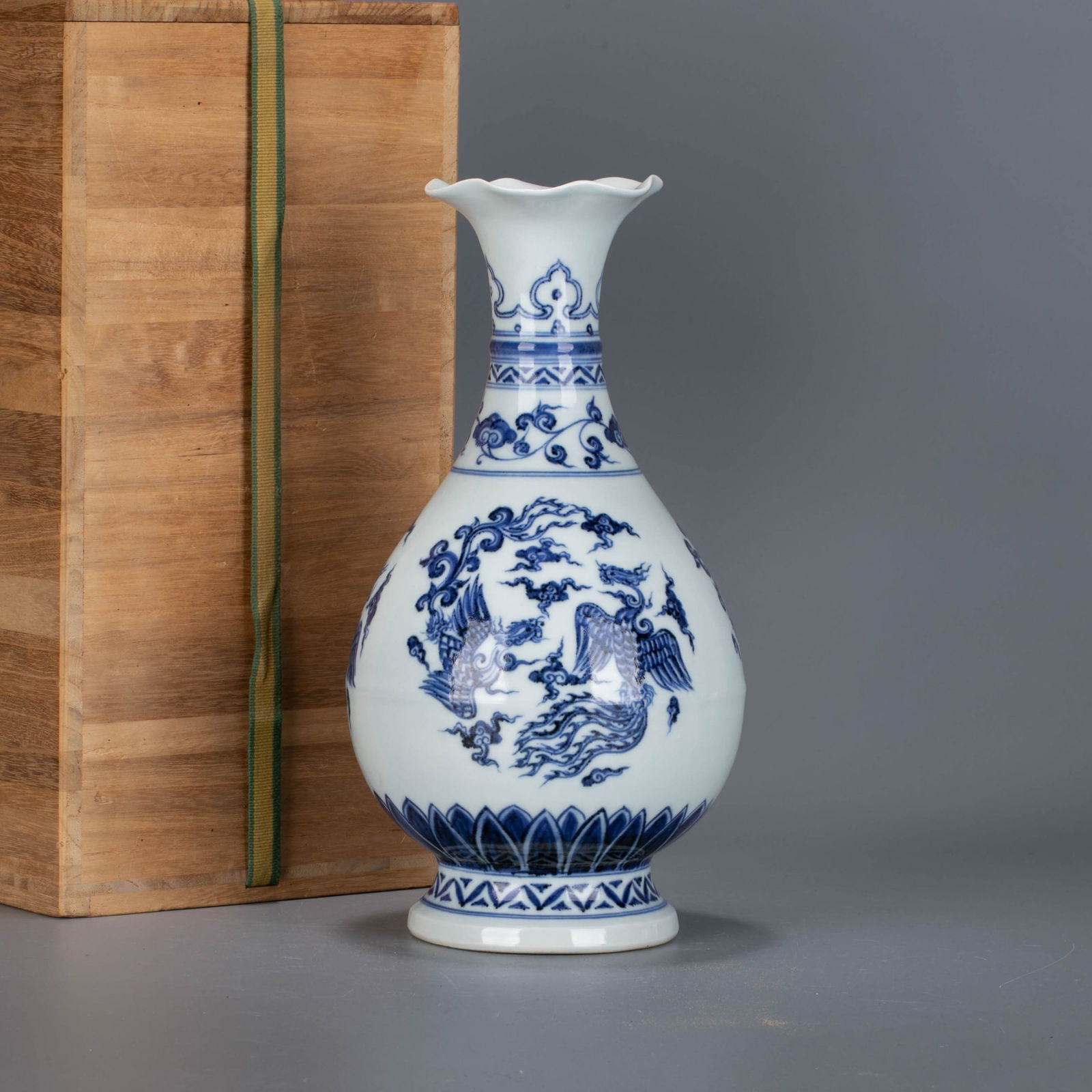 Ming Yongle lobed rim bottle with Tuanfeng pattern: Ming Yongle lobed rim bottle with Tuanfeng pattern