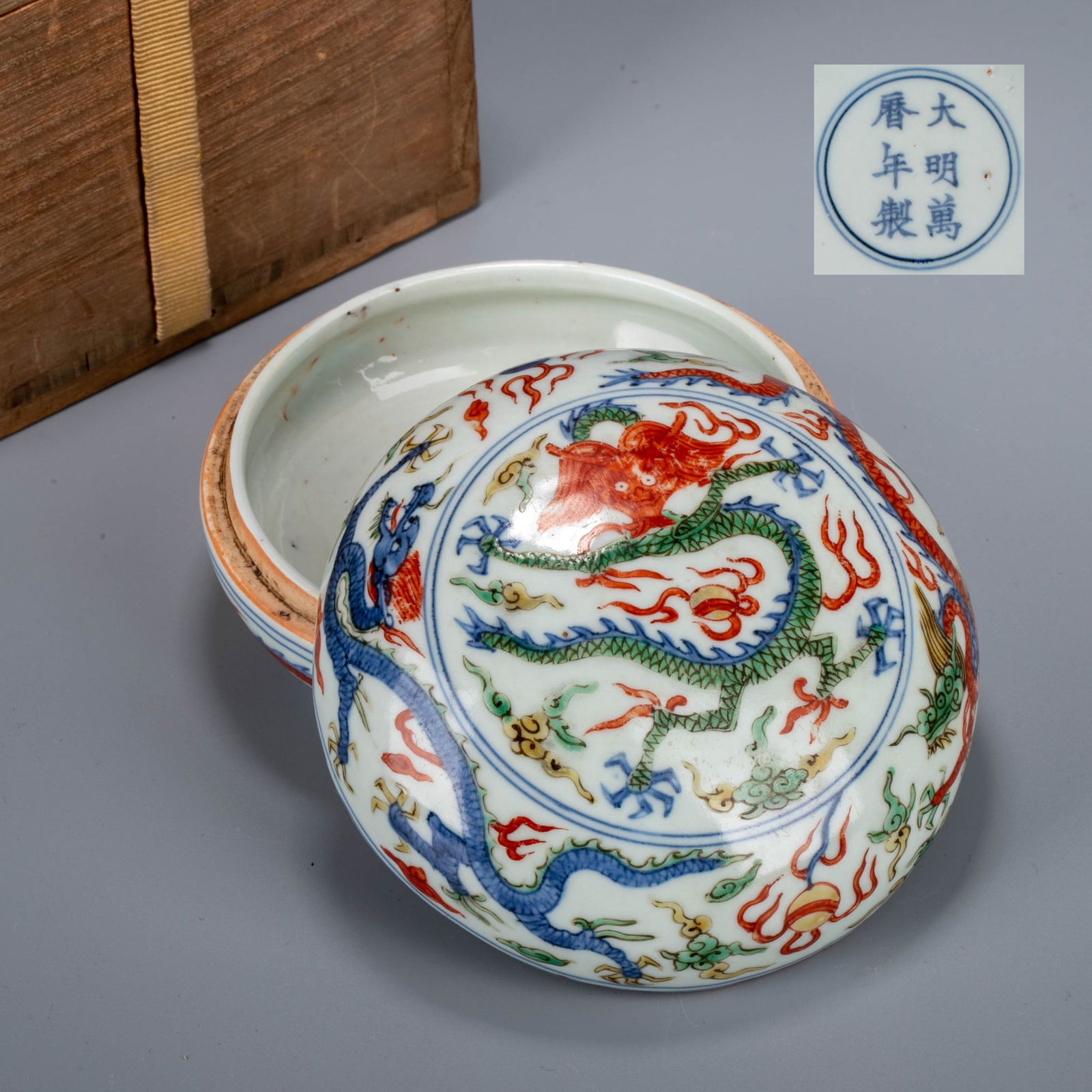 Ming dynasty red painted dragon pattern lid box: Ming dynasty red painted dragon pattern lid box