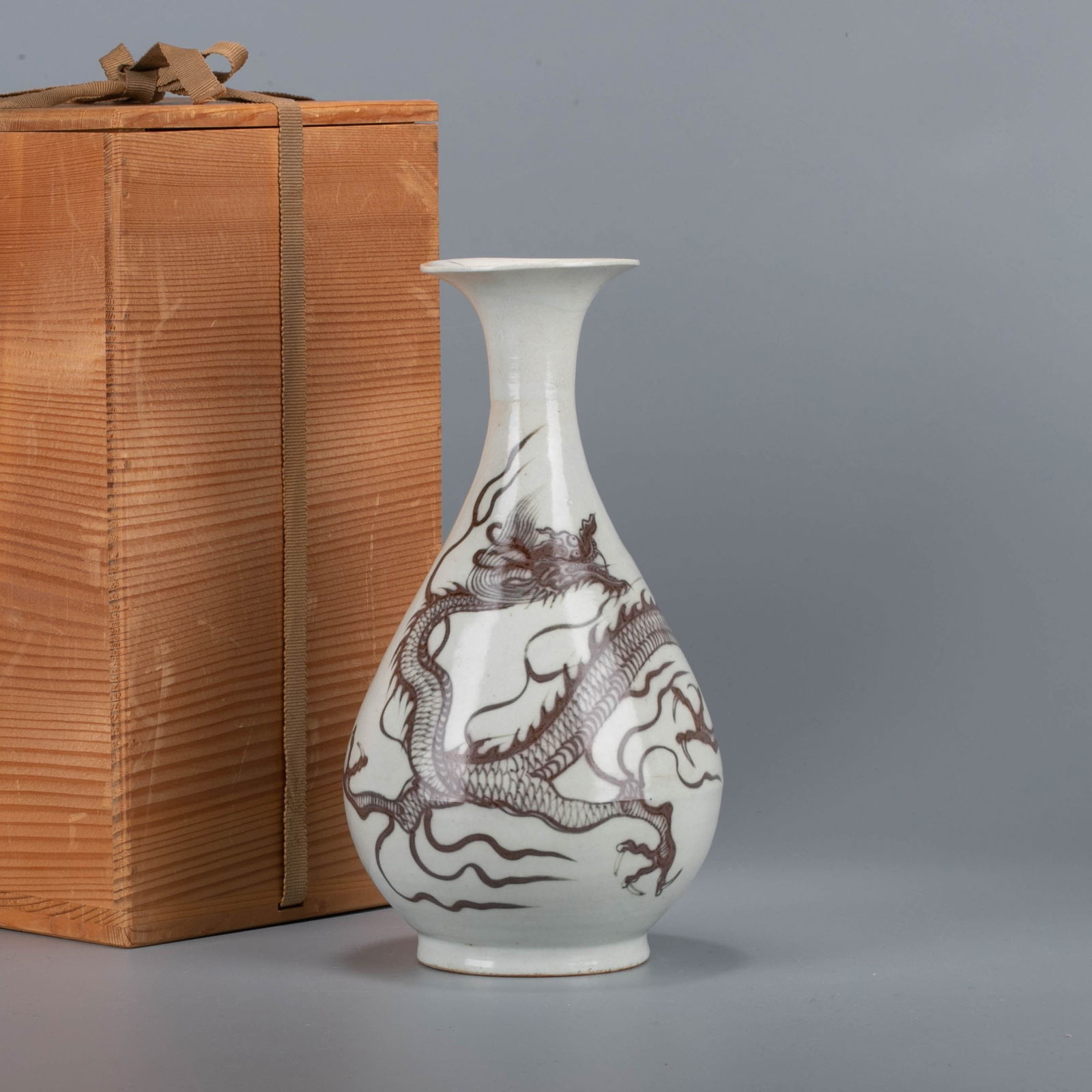 A Yuan Dynasty jade pot with red dragon pattern and underglaze glaze: A Yuan Dynasty jade pot with red dragon pattern and underglaze glaze