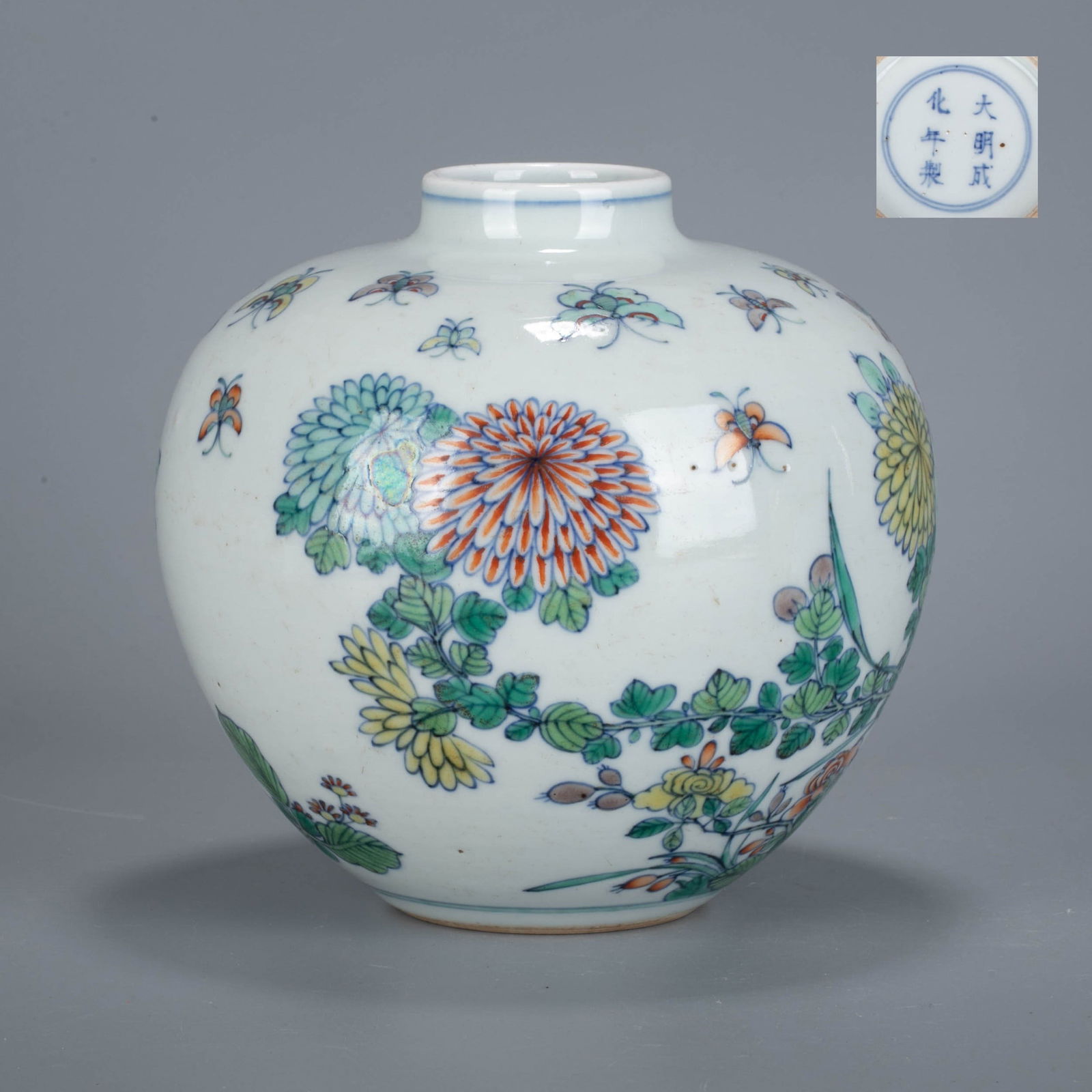 Qing Dynasty Doucai flower and butterfly pattern pot: Qing Dynasty Doucai flower and butterfly pattern pot