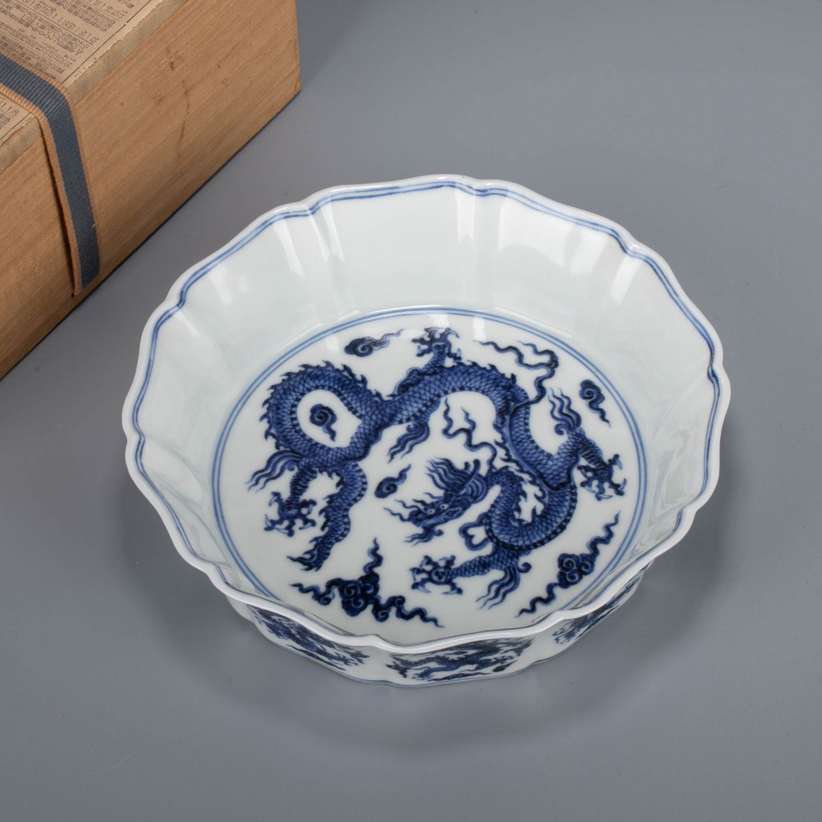Ming sometsuke (blue and white underglaze) dragon pattern ten edge brush washer: Ming sometsuke (blue and white underglaze) dragon pattern ten edge brush washer