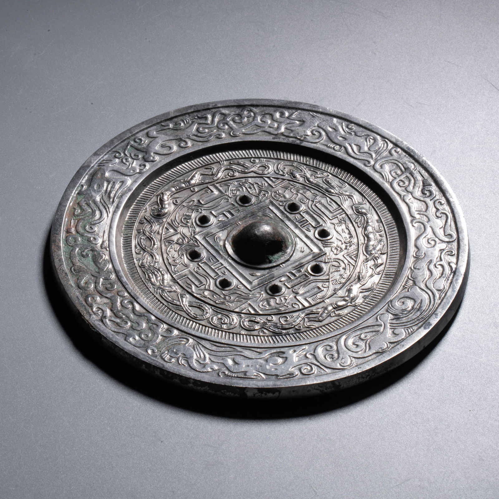 Han Dynasty bronze mirror with regular pattern - 2