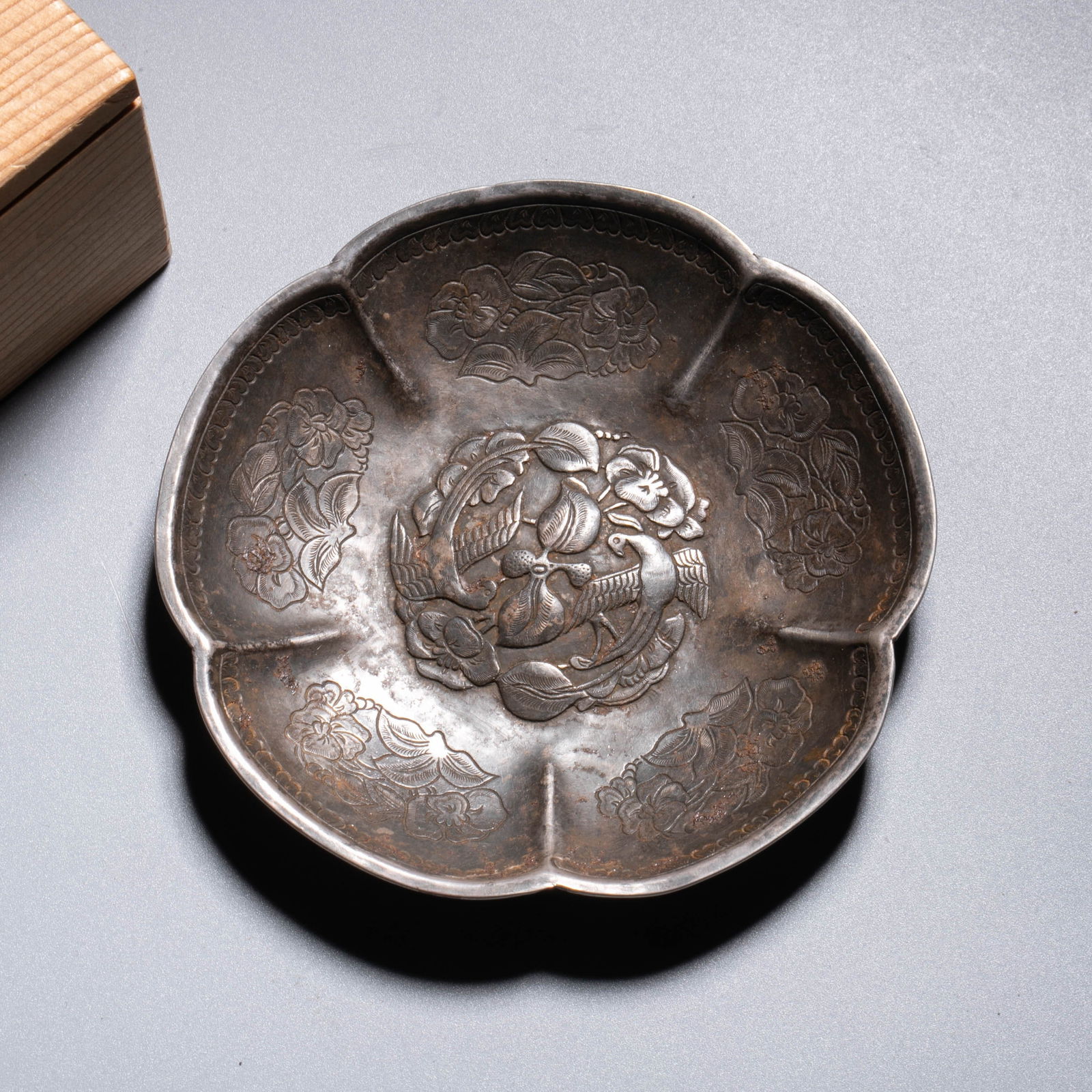 Tang Dynasty silver chiseled flower disc with double phoenix pattern: Tang Dynasty silver chiseled flower disc with double phoenix pattern