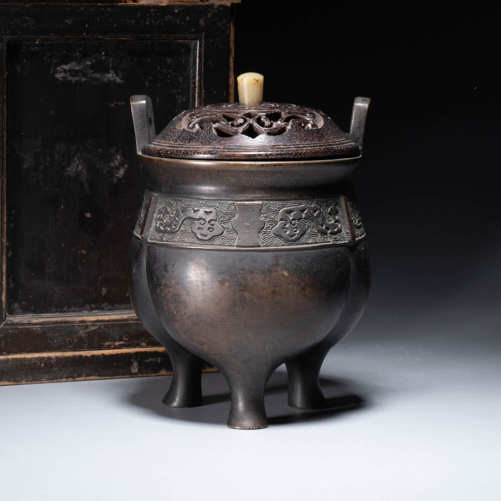 Bronze incense burner jade pick cover: Bronze incense burner jade pick cover