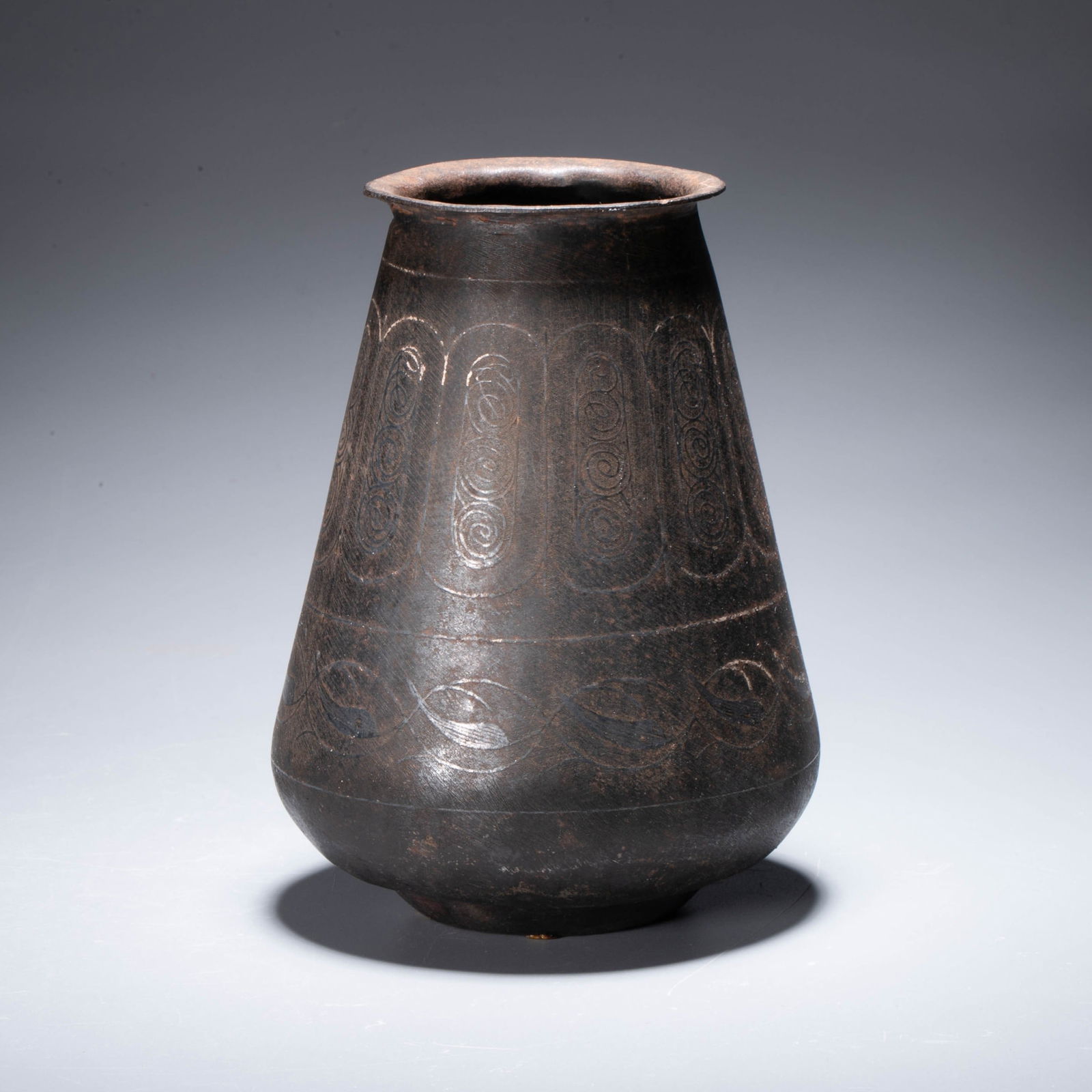 Silver elephant inlaid iron vase: Silver elephant inlaid iron vase