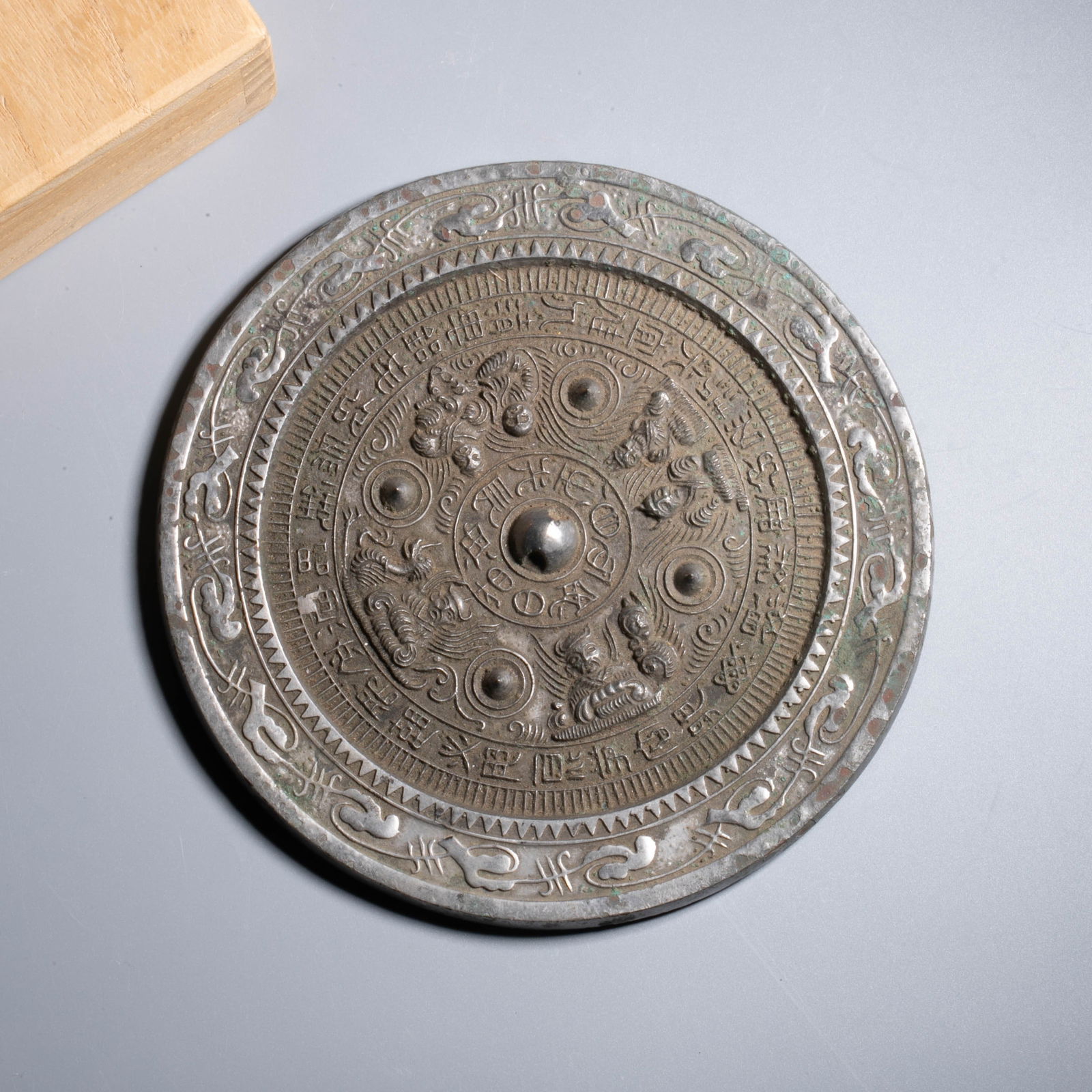 Han Dynasty Bronze Character Mirror: Han Dynasty Bronze Character Mirror