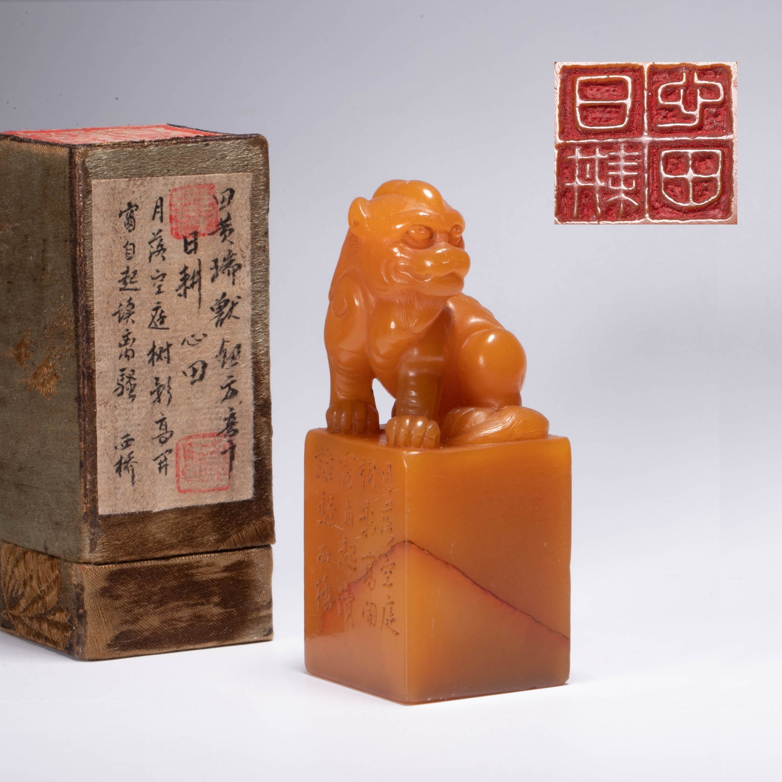 Auspicious Beast Button Tianhuang Stone Seal "The moon has fallen in the sky and the shadows of the: Auspicious Beast Button Tianhuang Stone Seal "The moon has fallen in the sky and the shadows of the trees are high in the courtyard. Open the window and read Li Sao" West Bridge (Rigeng Heartland)