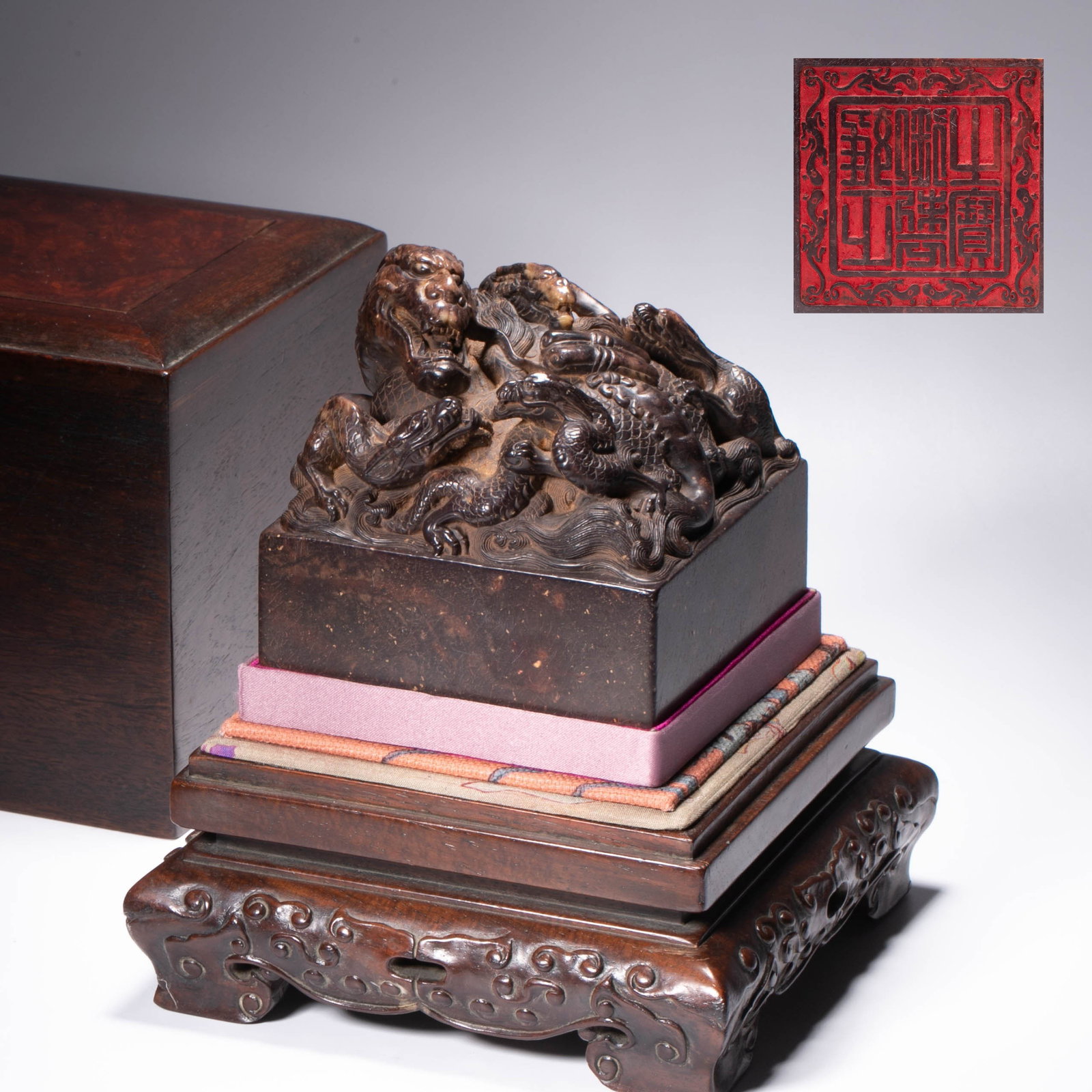 Treasure of Yongzheng Emperor: Shoushan Moon-Tail Stone Five-Dragon Button and Seal: Treasure of Yongzheng Emperor: Shoushan Moon-Tail Stone Five-Dragon Button and Seal