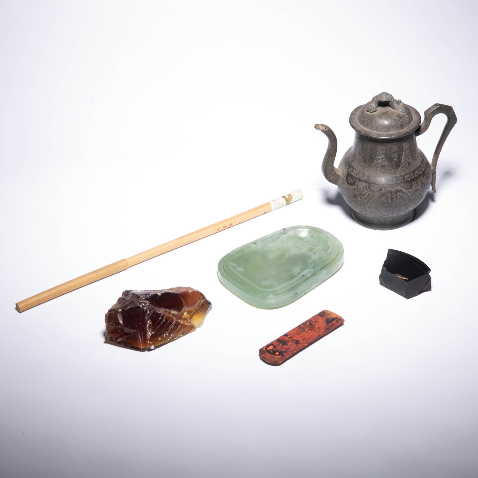Amber, cloud, inkstone and other stationery items 6 points: Amber, cloud, inkstone and other stationery items 6 points