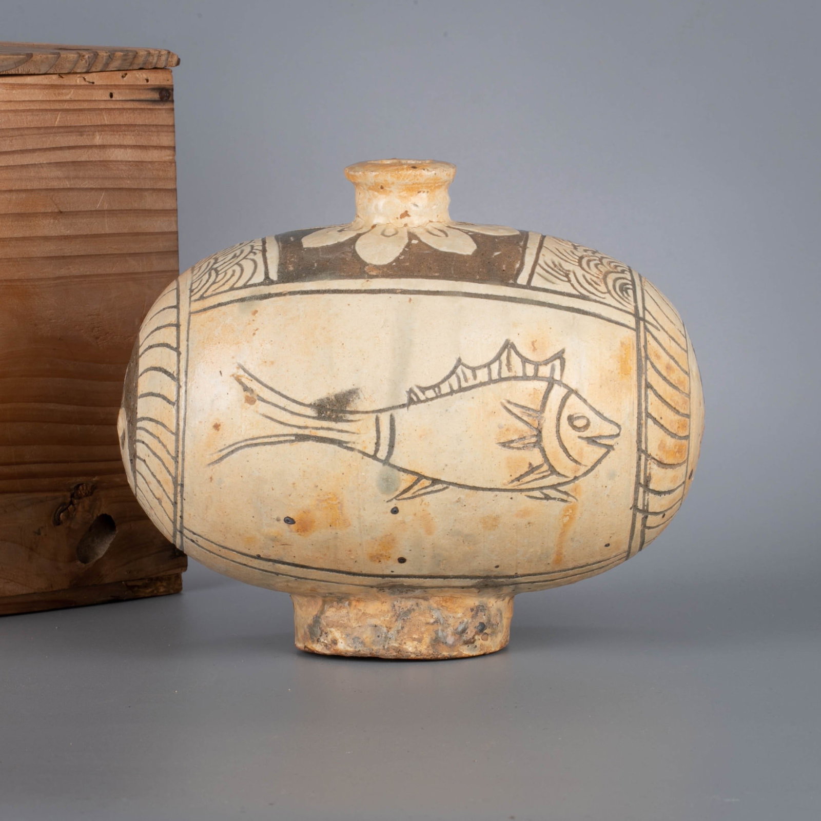 Li Chao scratched fish pattern egg-shaped vase (1 of 7)