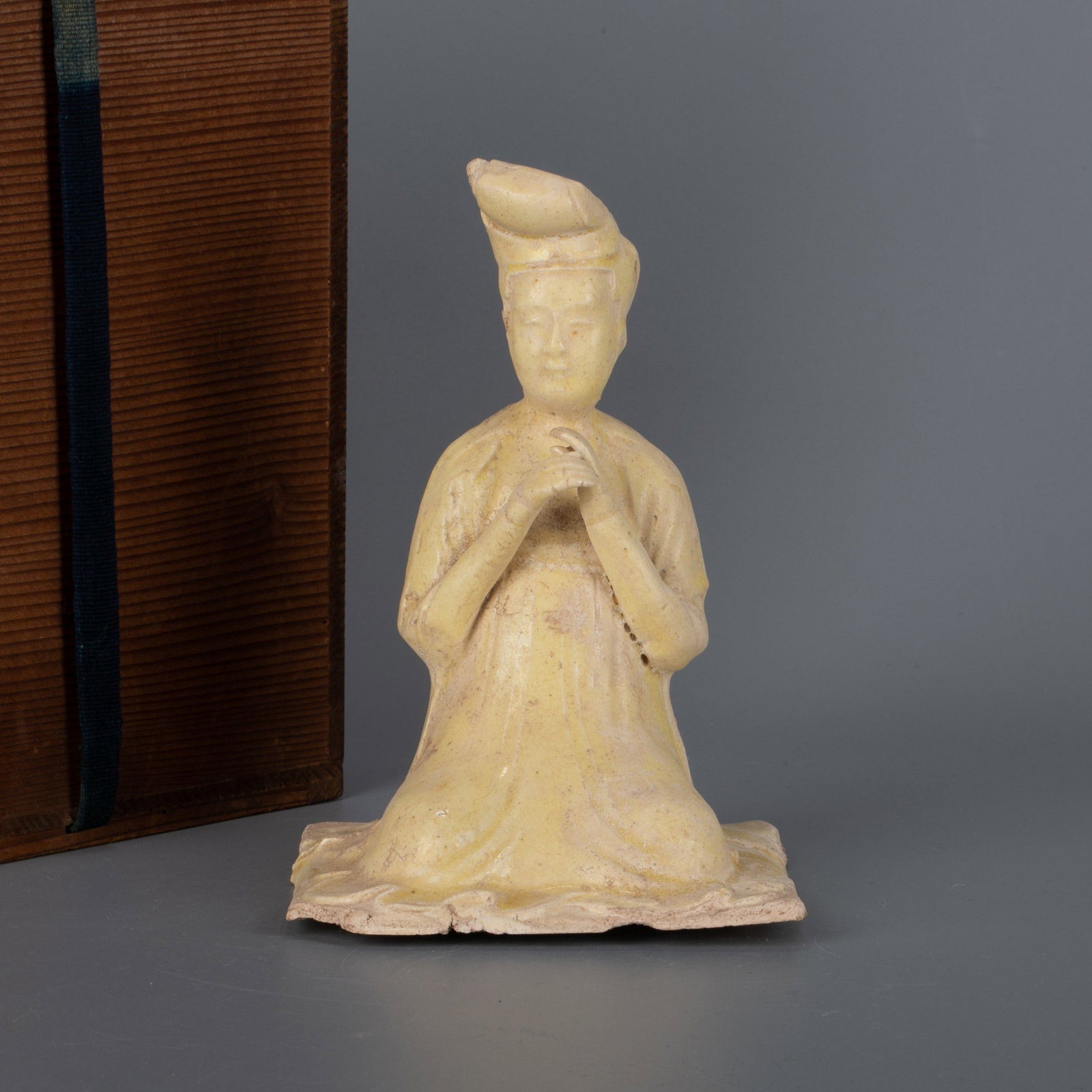 Tang Dynasty Yellow-glazed pottery figurine of a dancer and dancer (1 of 6)