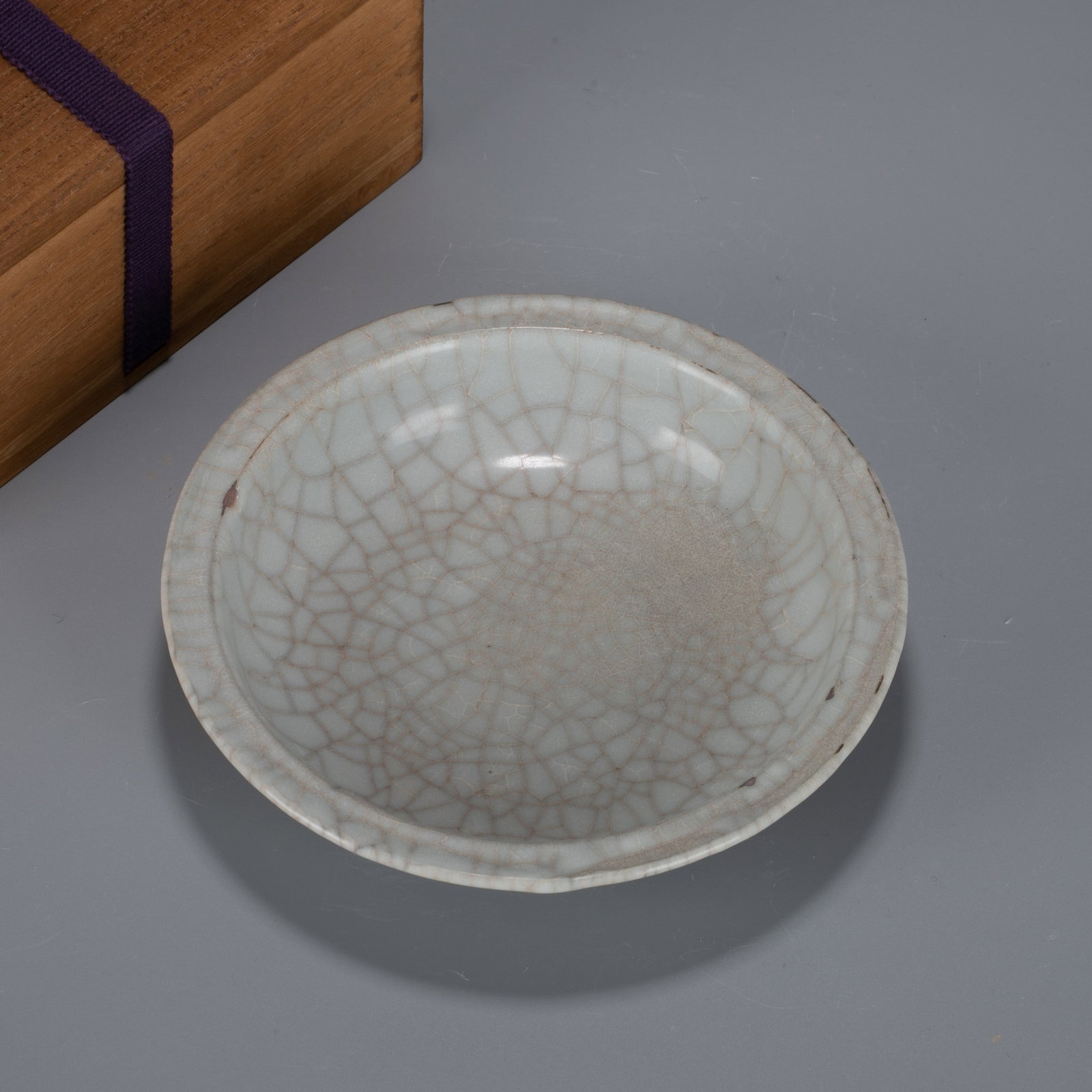 Song Longquan Guan warebrush washer: This Song Dynasty Longquan Guan warebrush washer has a simple and elegant shape. The whole body is covered with green and white glaze. The glaze color is warm and soft, and the glaze surface is clean 