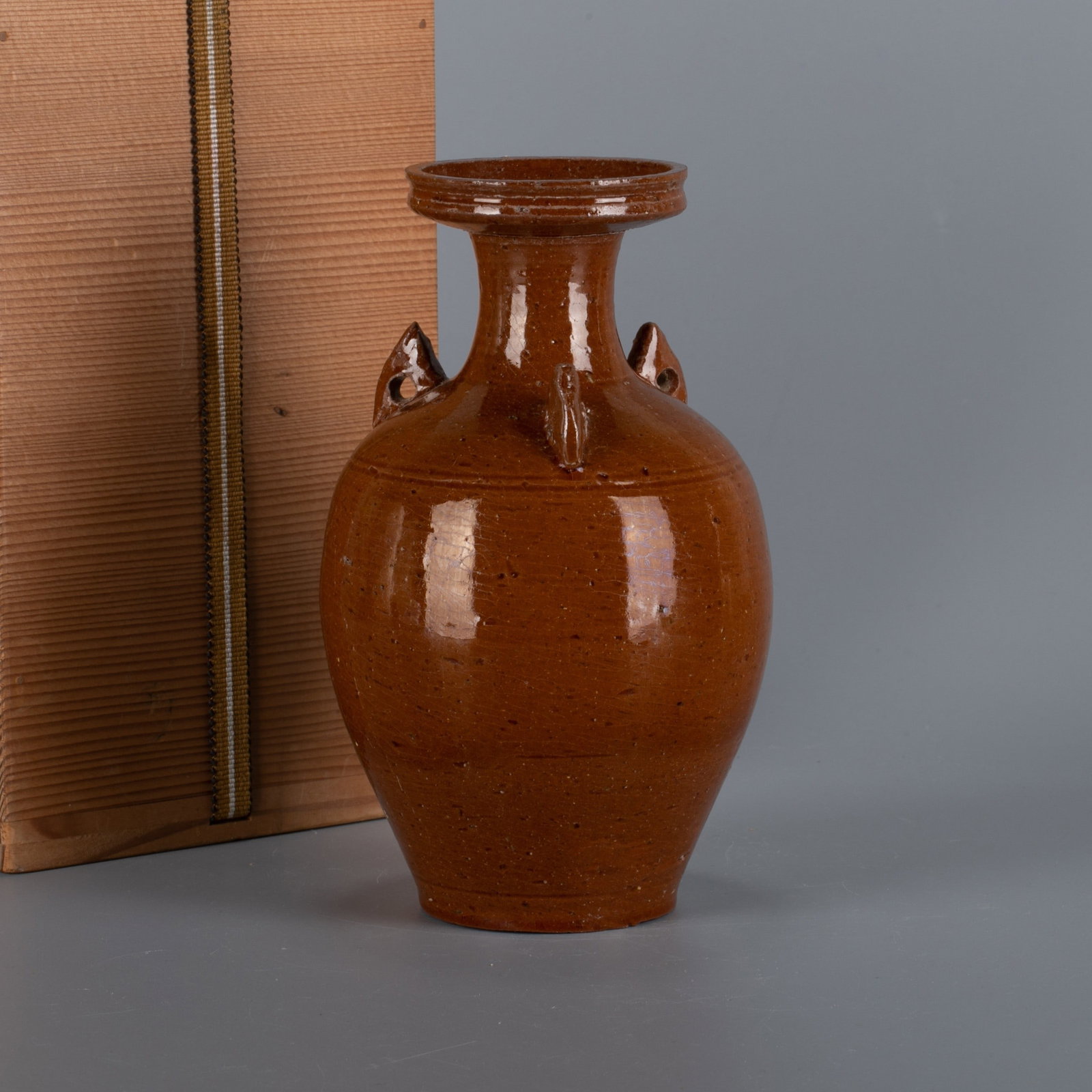 Northern Dynasties yellow glaze vase: Northern Dynasties yellow glaze vase