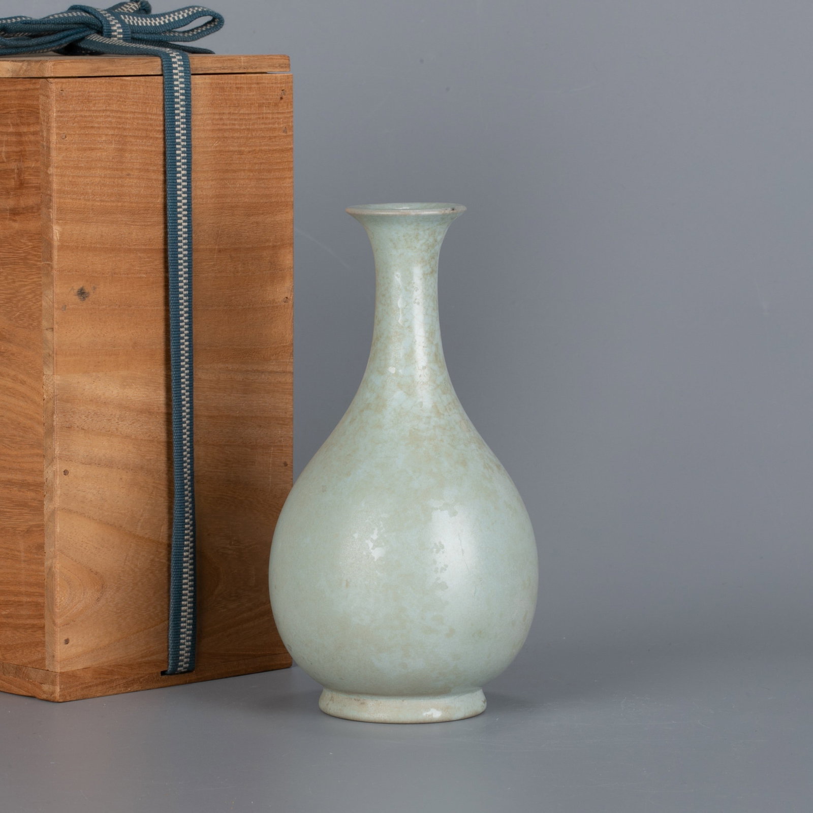 Song Dynasty Ru Kiln Celadon vase: Song Dynasty Ru Kiln Celadon vase