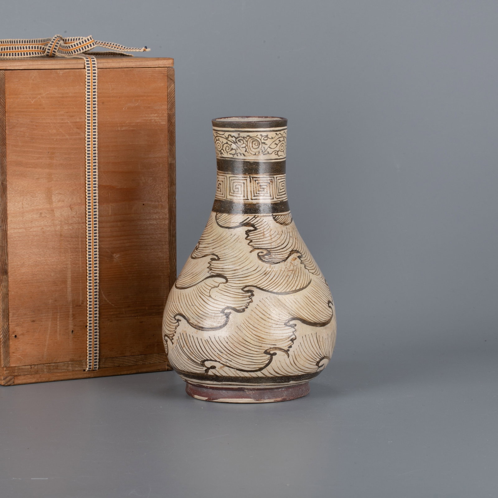 Song Dynasty Jizhou kiln wave pattern vase: Song Dynasty Jizhou kiln wave pattern vase