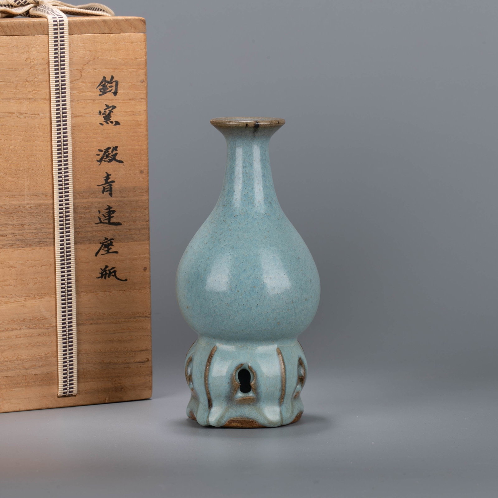 Jun ware bottle with seat: This Jun ware vase with a base has a slender and elegant body. It is in the shape of a gourd-shaped long-necked bottle. The mouth is turned outwards, the neck is long and the shoulders are wide, and t