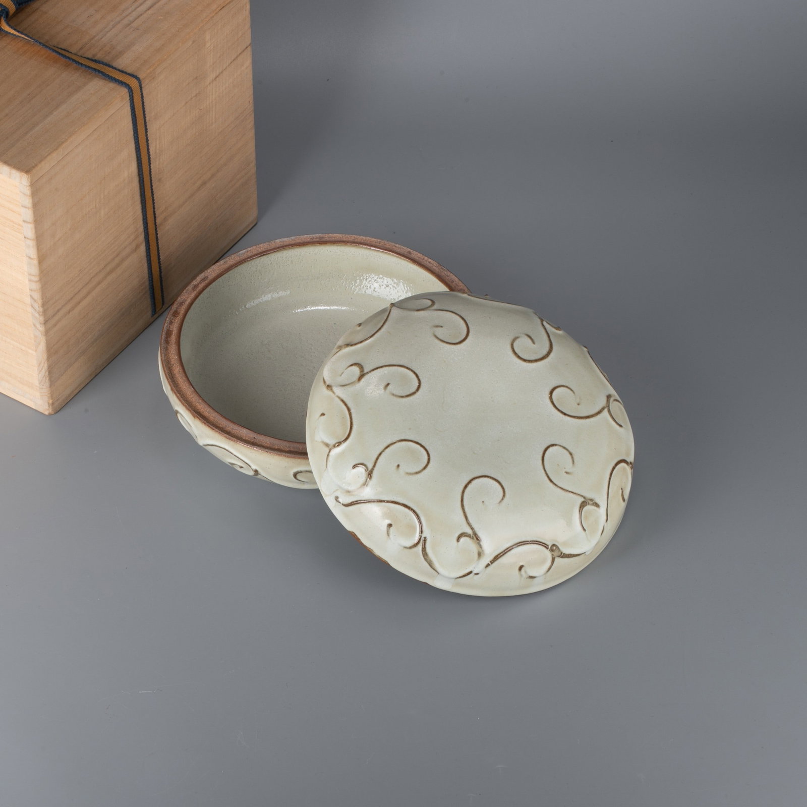 Song Jun ware pile line incense box: Song Jun ware pile line incense box