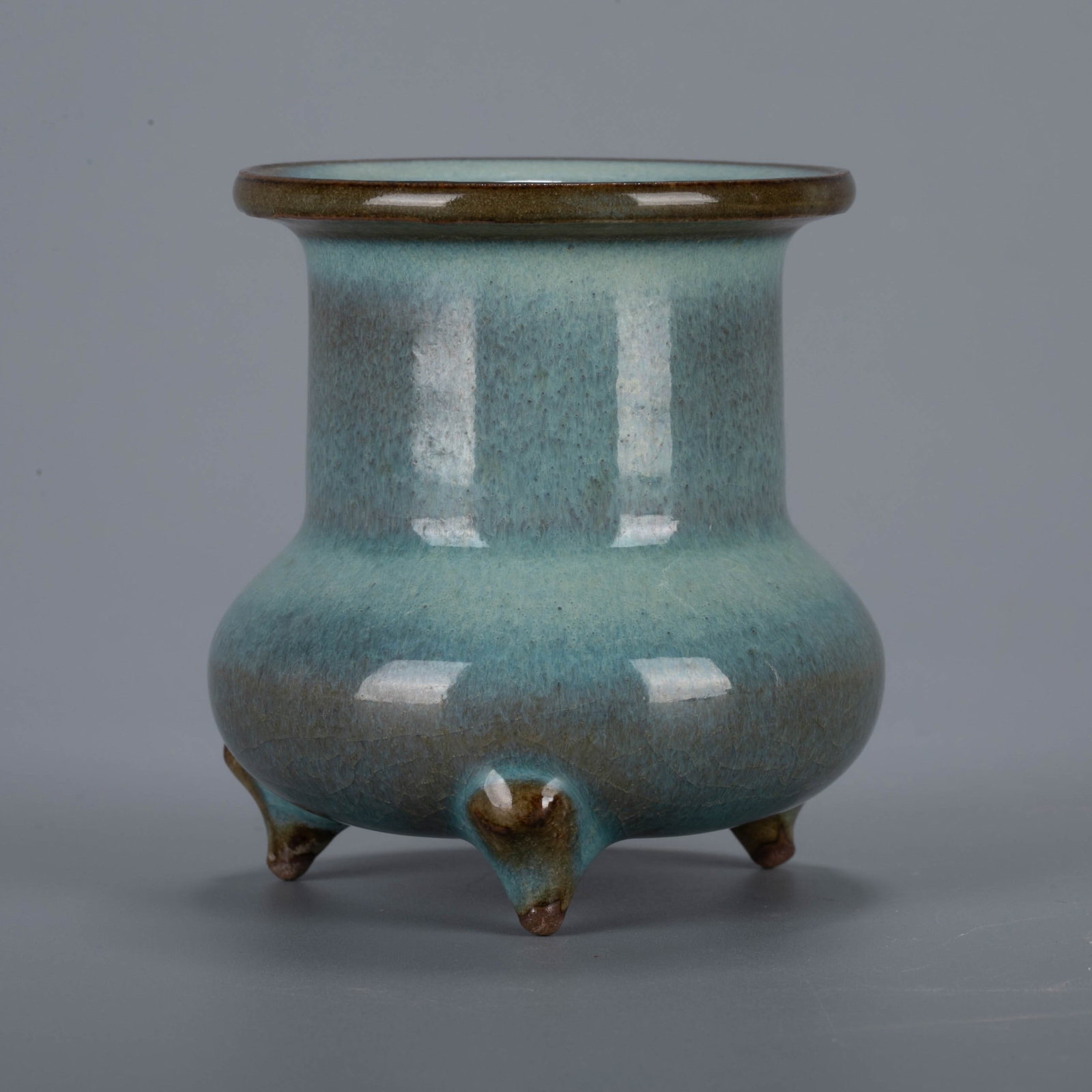 Yuan Jun ware moon white glaze three-legged stove (1 of 6)