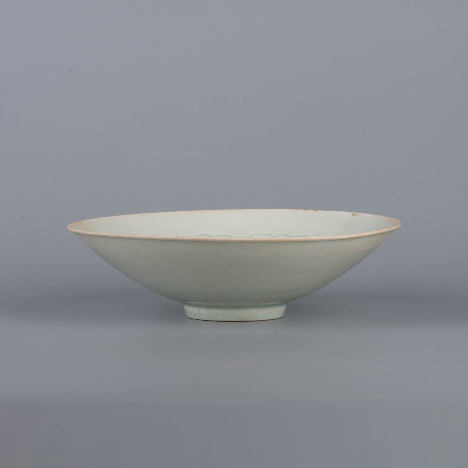 Song Dynasty qingbai wareyinincised peony pattern plate: Song Dynasty qingbai wareyinincised peony pattern plate