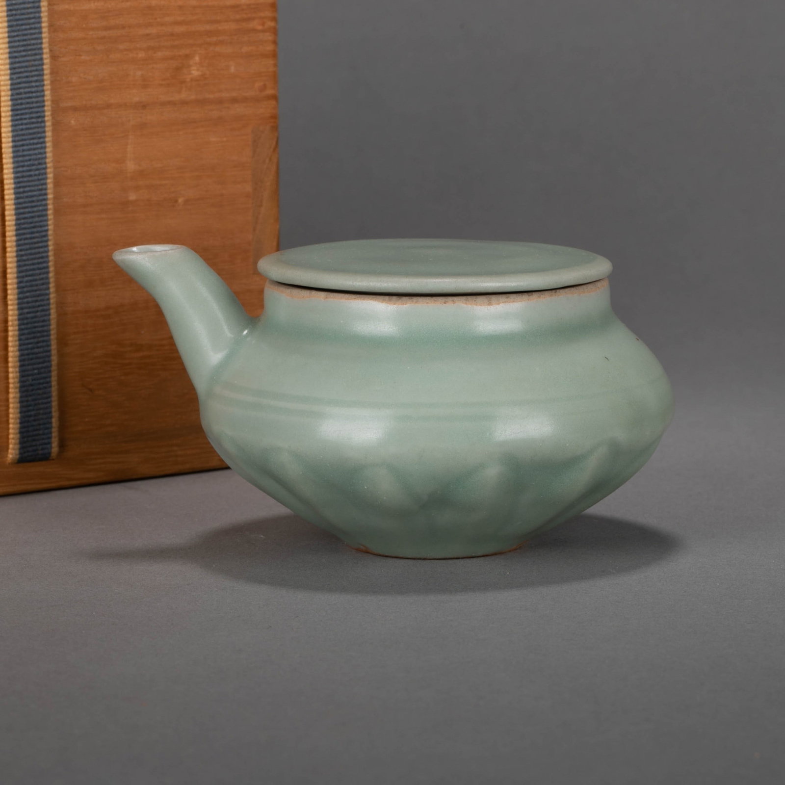 Southern Song Dynasty Longquan ware lotus petal pattern water injection (1 of 11)