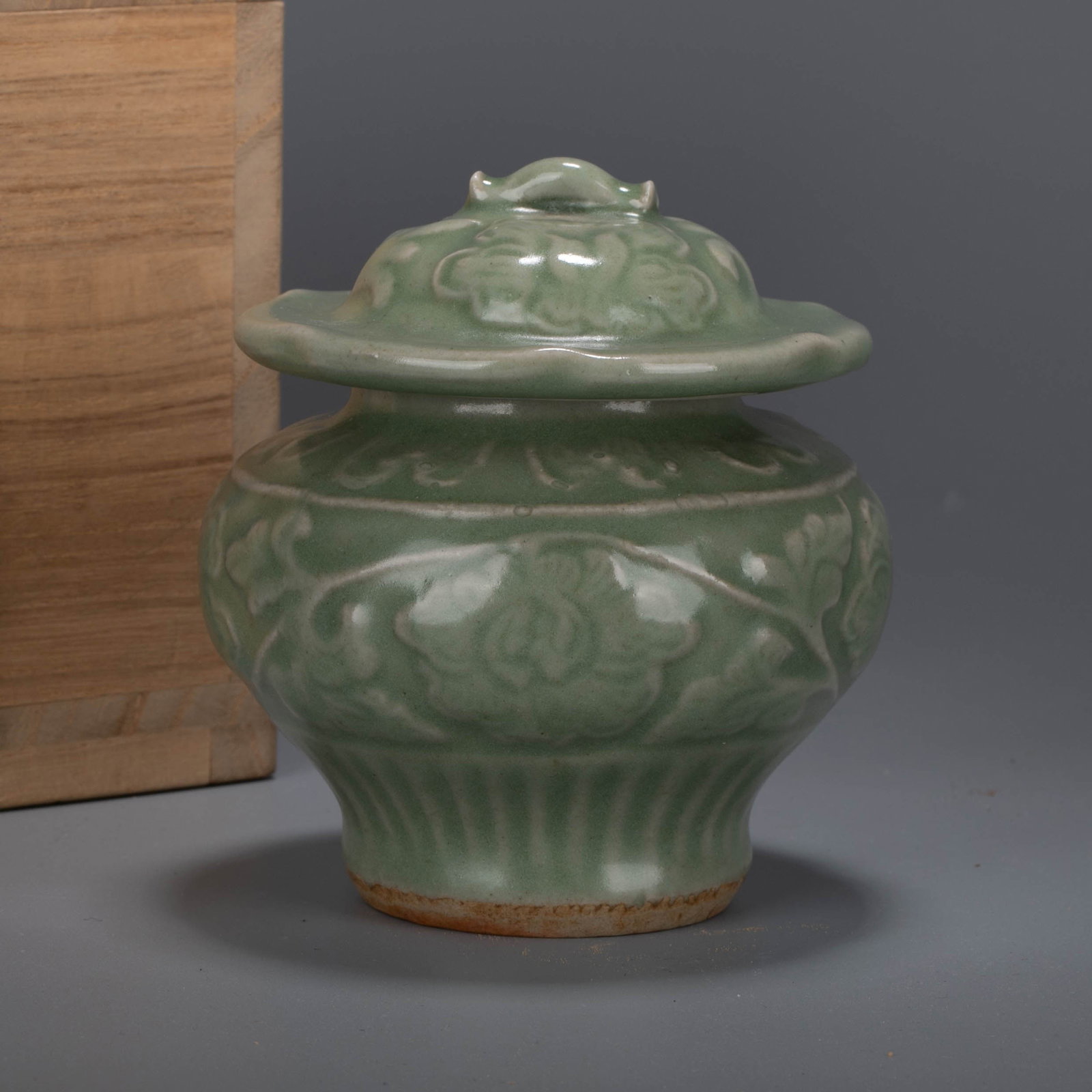 Ming Longquan wareincised flower tea into: Ming Longquan wareincised flower tea into