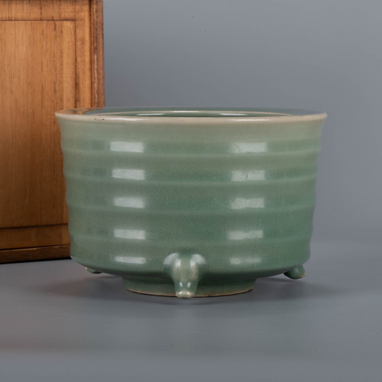 Song-Yuan Longquan Celadon three-legged stove with string pattern, official cover/shared box: Song-Yuan Longquan Celadon three-legged stove with string pattern, official cover/shared box