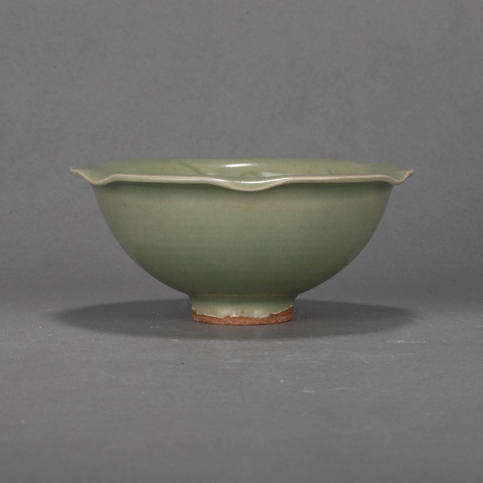 Southern Song Dynasty Longquan lotus leaf turtle button bowl: Southern Song Dynasty Longquan lotus leaf turtle button bowl