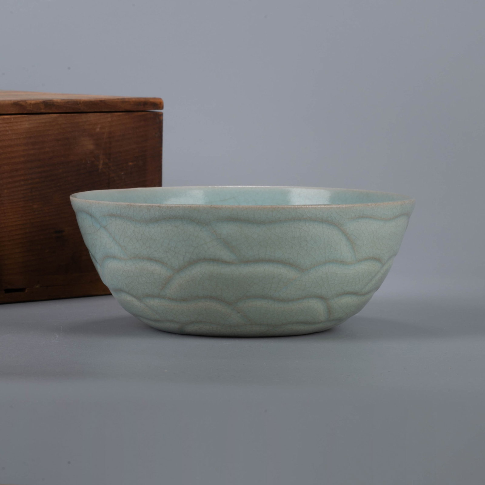 Ming Dynasty Longquan ware pink Celadon glaze molded chilong pattern split bowl: This bowl has an open mouth, a gradually tapering arc belly, and a shallow bottom ring. The shape of the bowl is dignified and stretched, and the lines are smooth and natural. The outer wall is stenci