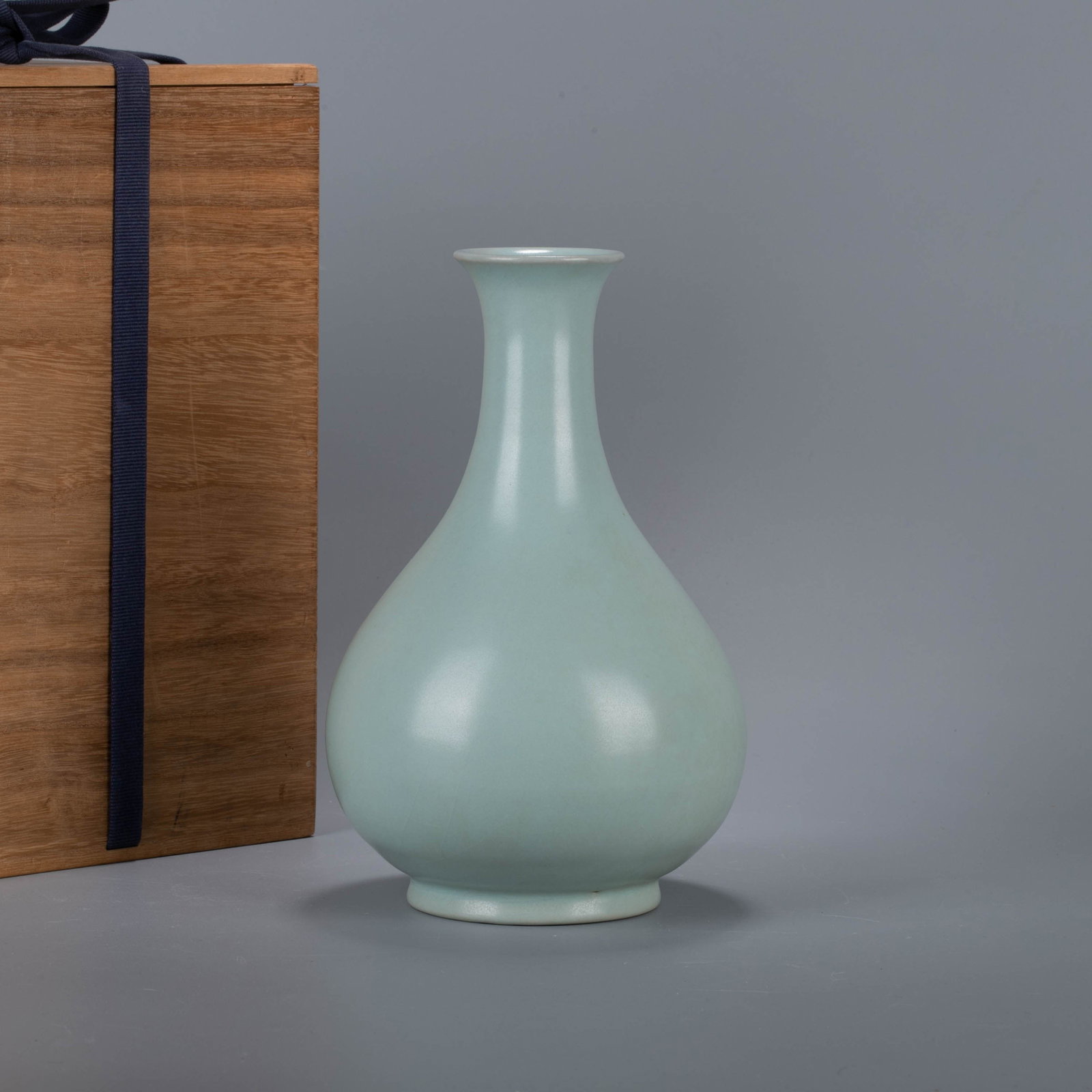 Ming Dynasty Longquan ware powder green glaze vase: The bottle has a curved mouth, a slender neck, a plump belly, and a rounded foot. The overall curve is smooth and graceful, and the shape of the bottle is elegant and dignified. The whole body is cove