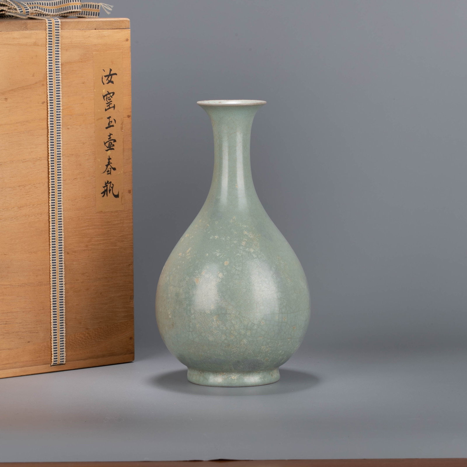 Ru Kiln Jade Huchun: This piece of vase has a graceful and elegant shape, with a narrow mouth, a long and straight neck, naturally rounded shoulders, a hanging belly, and regular feet. The overall line is in one go from t