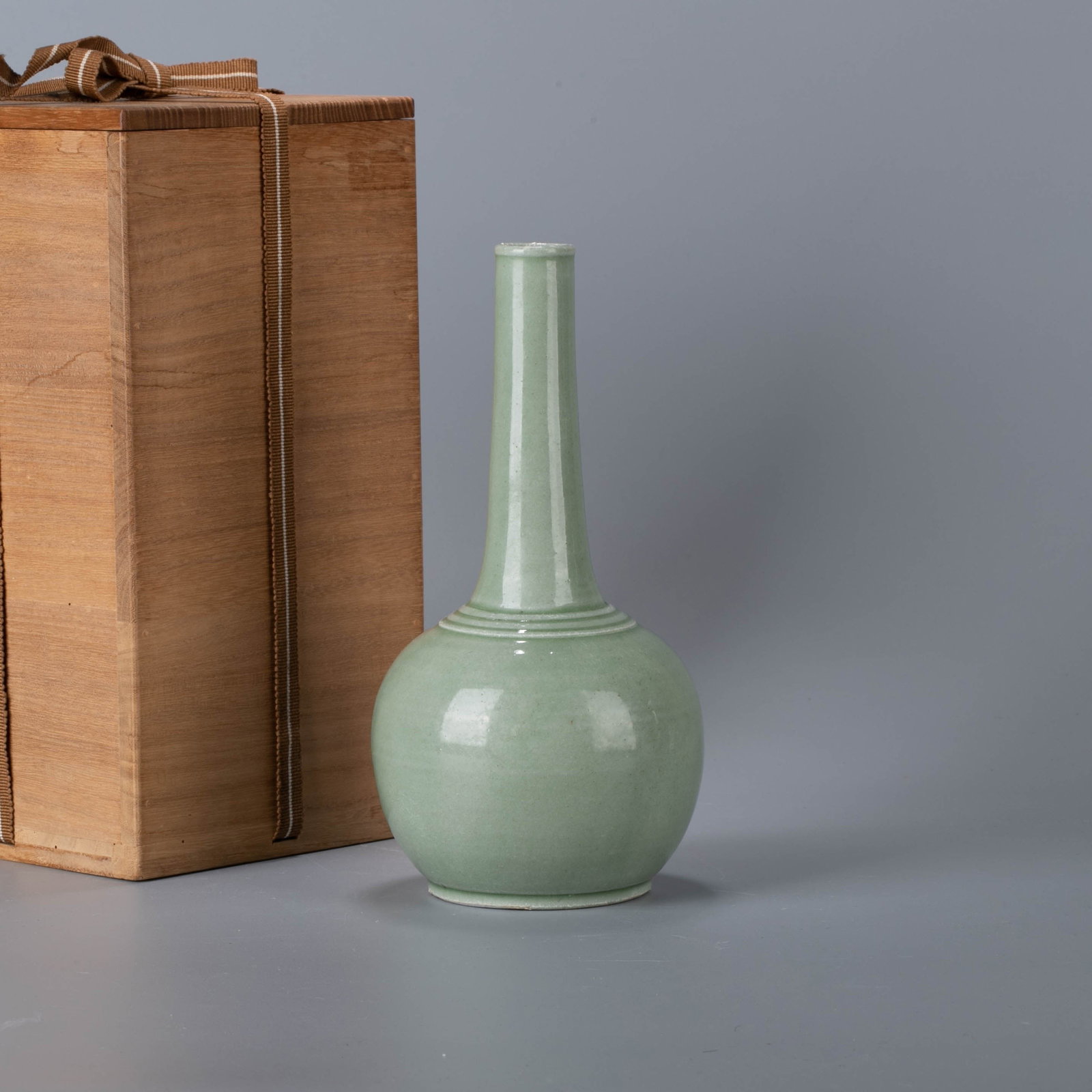 Qing Dynasty Longquan ware Celadon bile bottle: Qing Dynasty Longquan ware Celadon bile bottle
