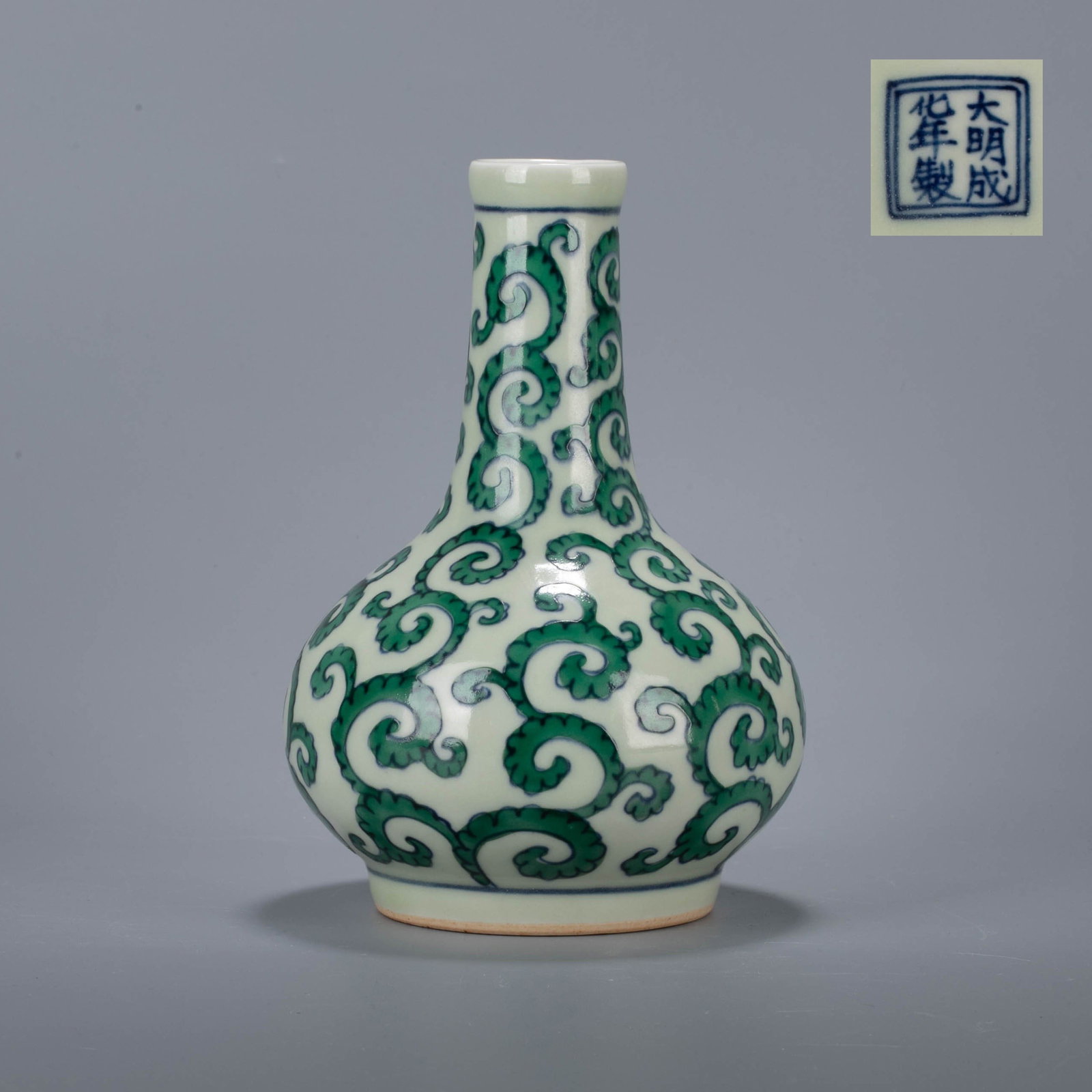 Qing Dynasty blue and white green celestial sphere vase with curly grass pattern (1 of 6)