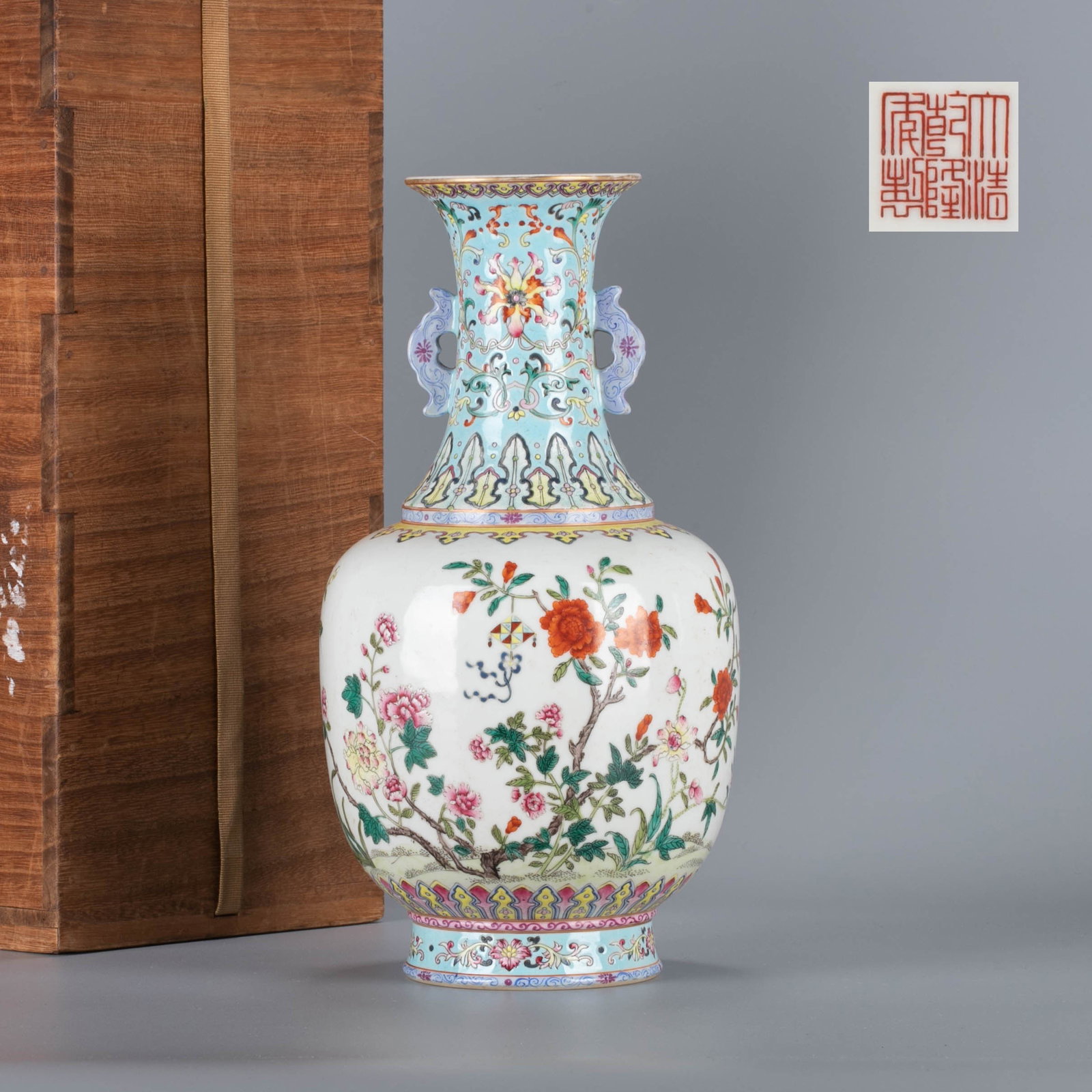 Qianlong pastel flower pattern amphorae: Qianlong pastel flower pattern amphorae