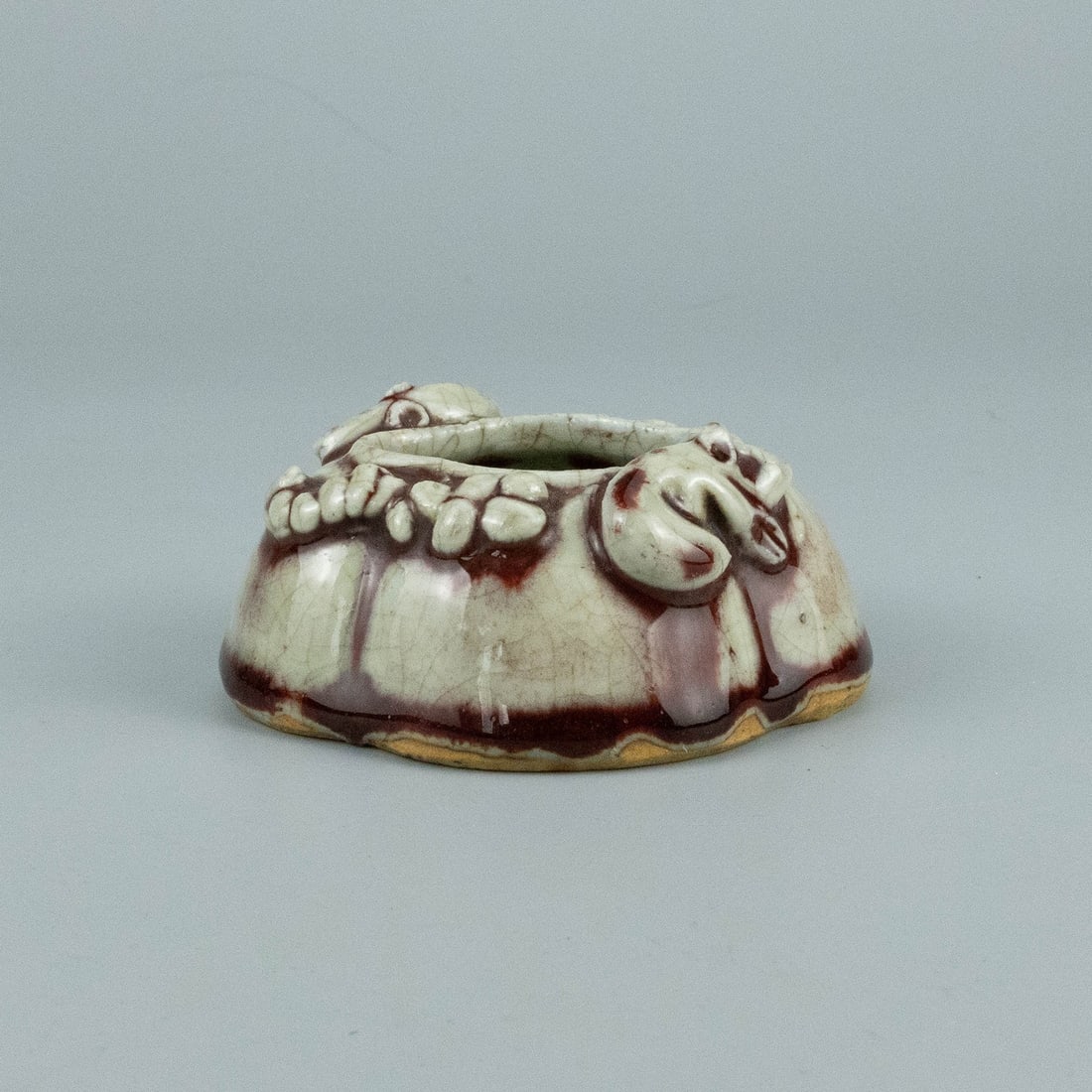 Qing Dynasty Ge ware crackle glaze glazed red pile plastic squirrel grape pattern water bowl (1 of 8)