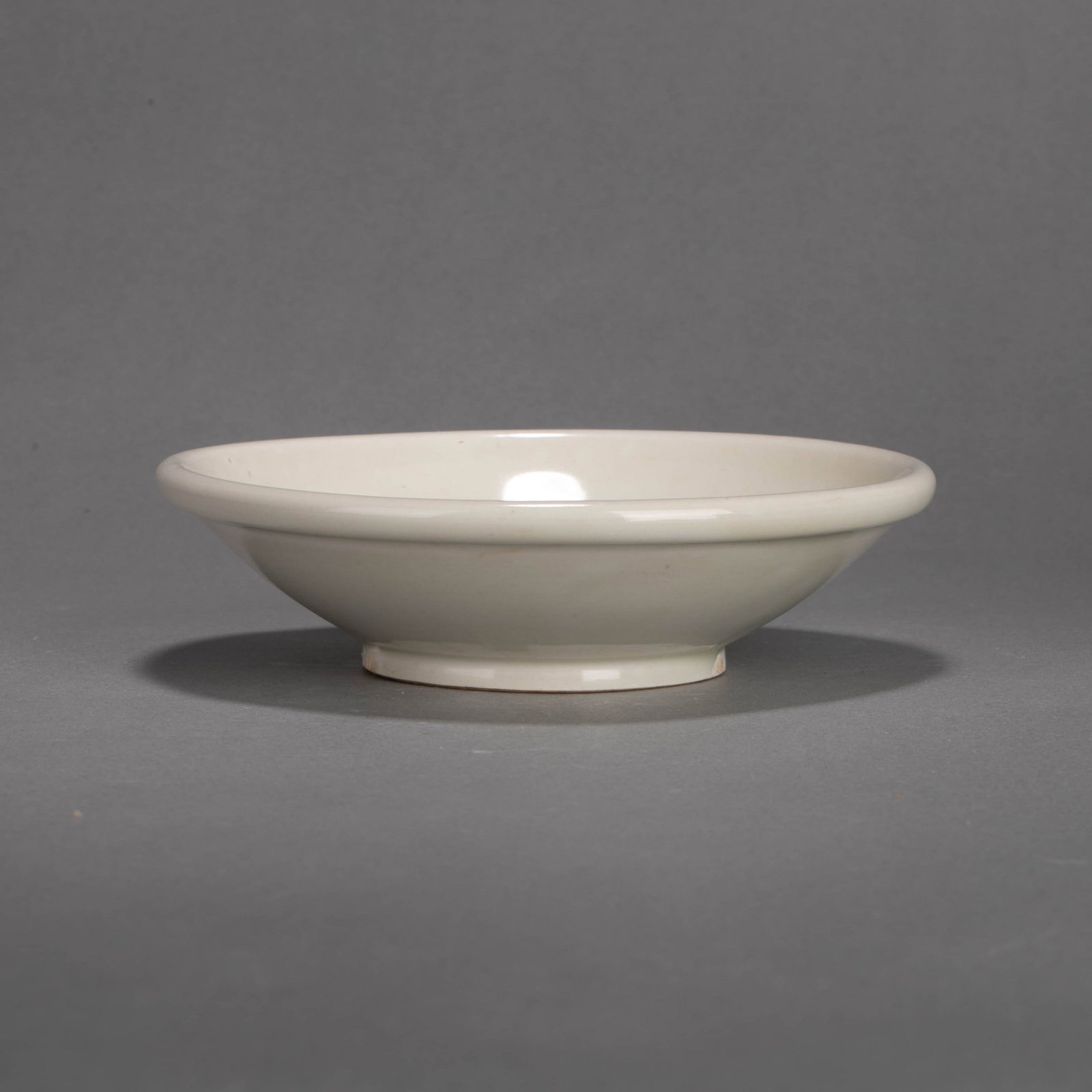 Xing kiln Yingzi mark white glaze tea bowl (1 of 6)