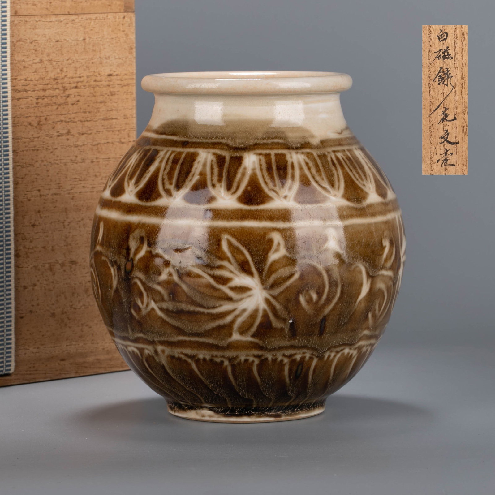 White glaze iron pattern pot (1 of 8)