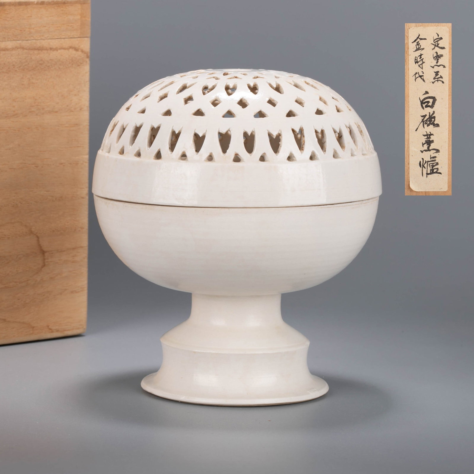 White glaze high-foot hollow aroma diffuser (1 of 10)